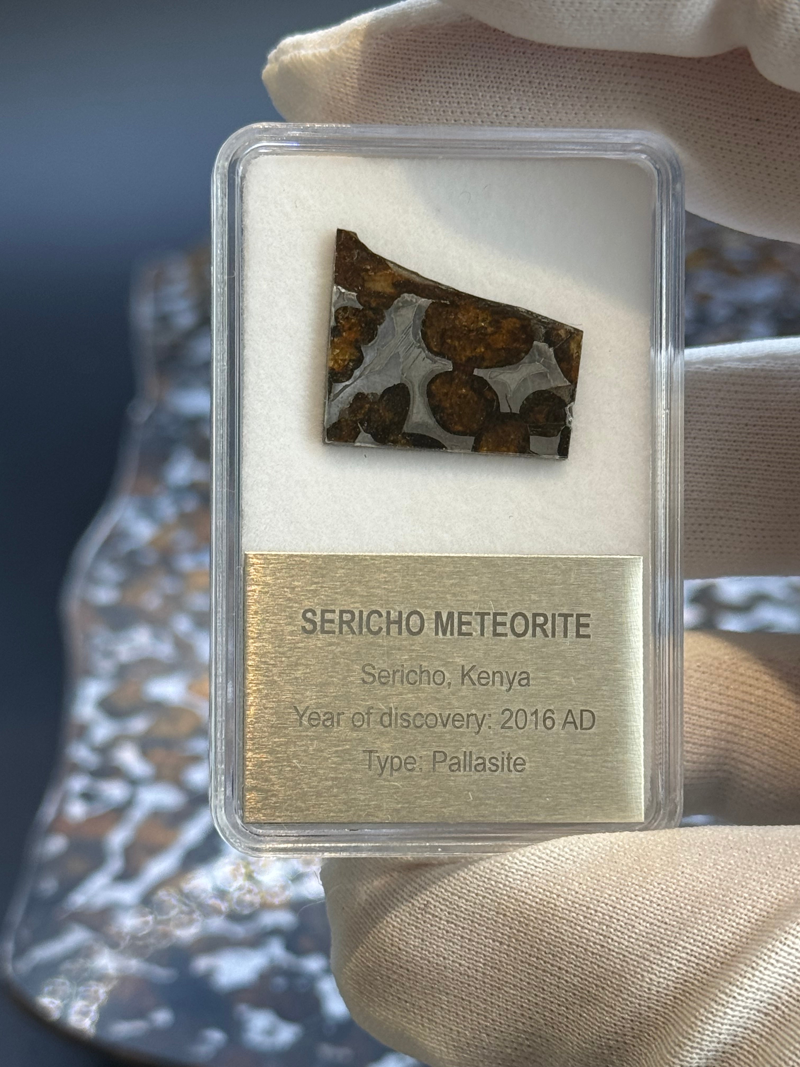 SERICHO METEORITE, KENYA. DISPLAY BOX. 2,6 GRAMS.