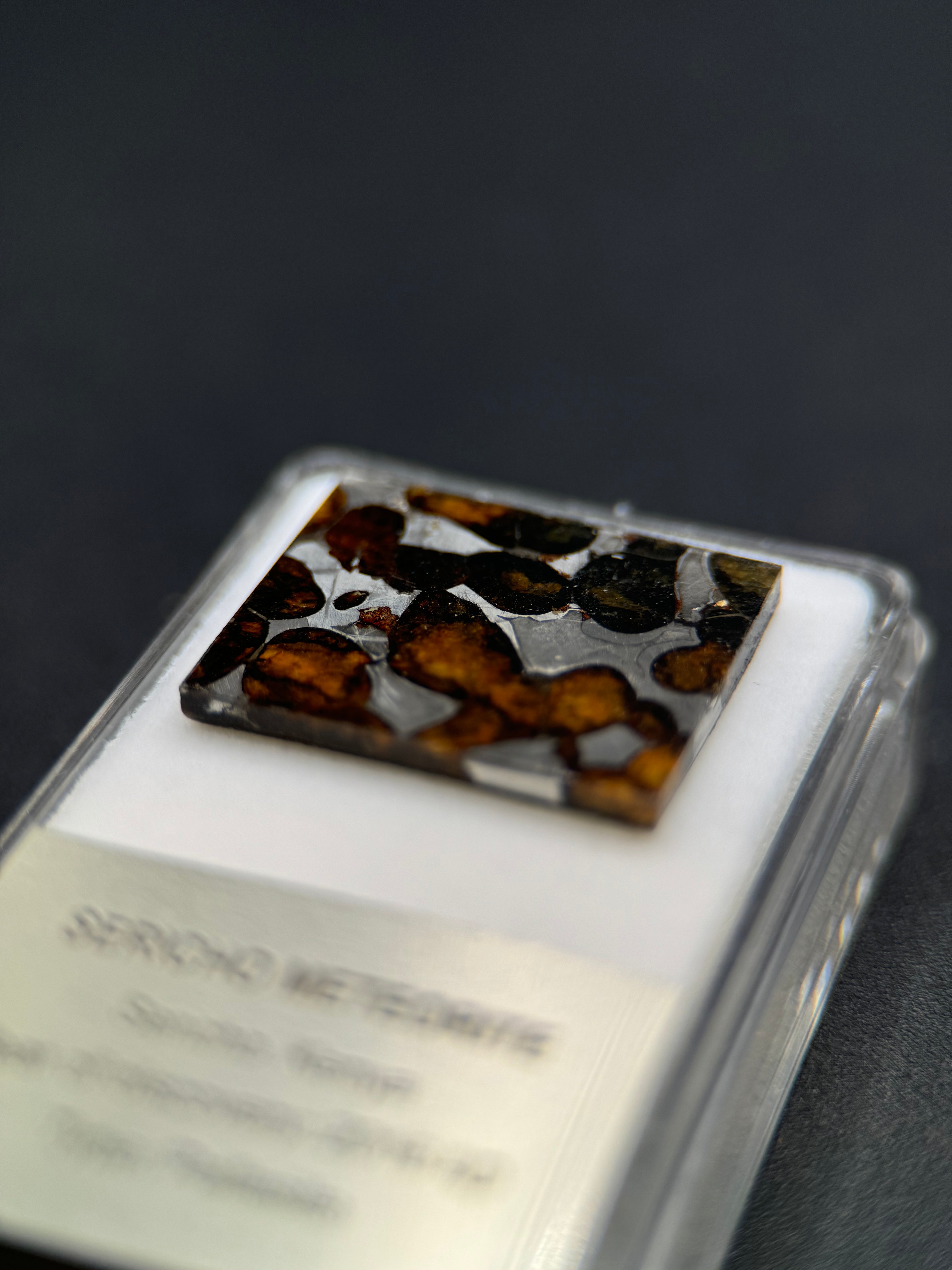SERICHO METEORITE, KENYA. DISPLAY BOX. 4,7 GRAMS.