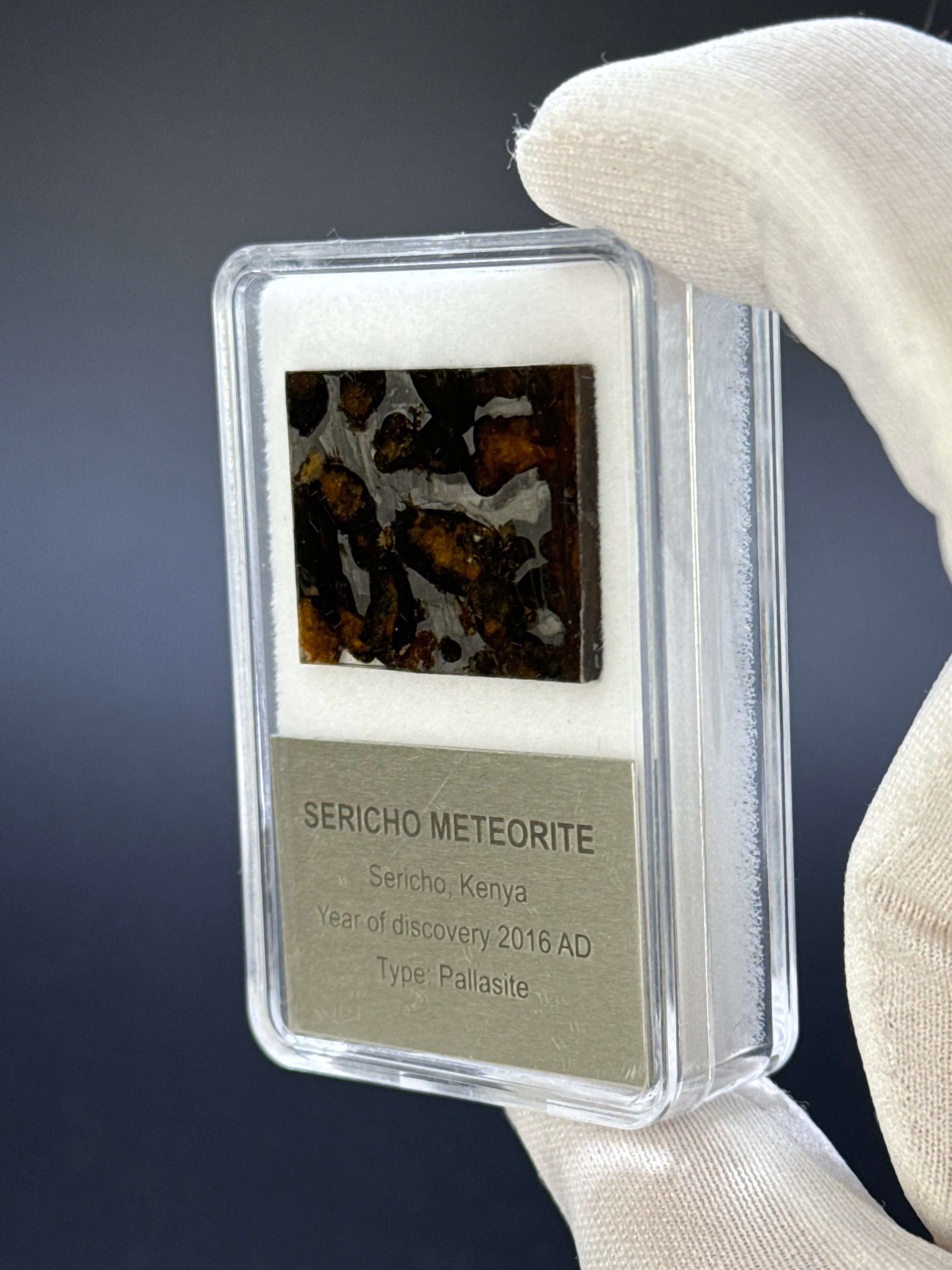SERICHO METEORITE, KENYA. DISPLAY BOX. 4,7 GRAMS.