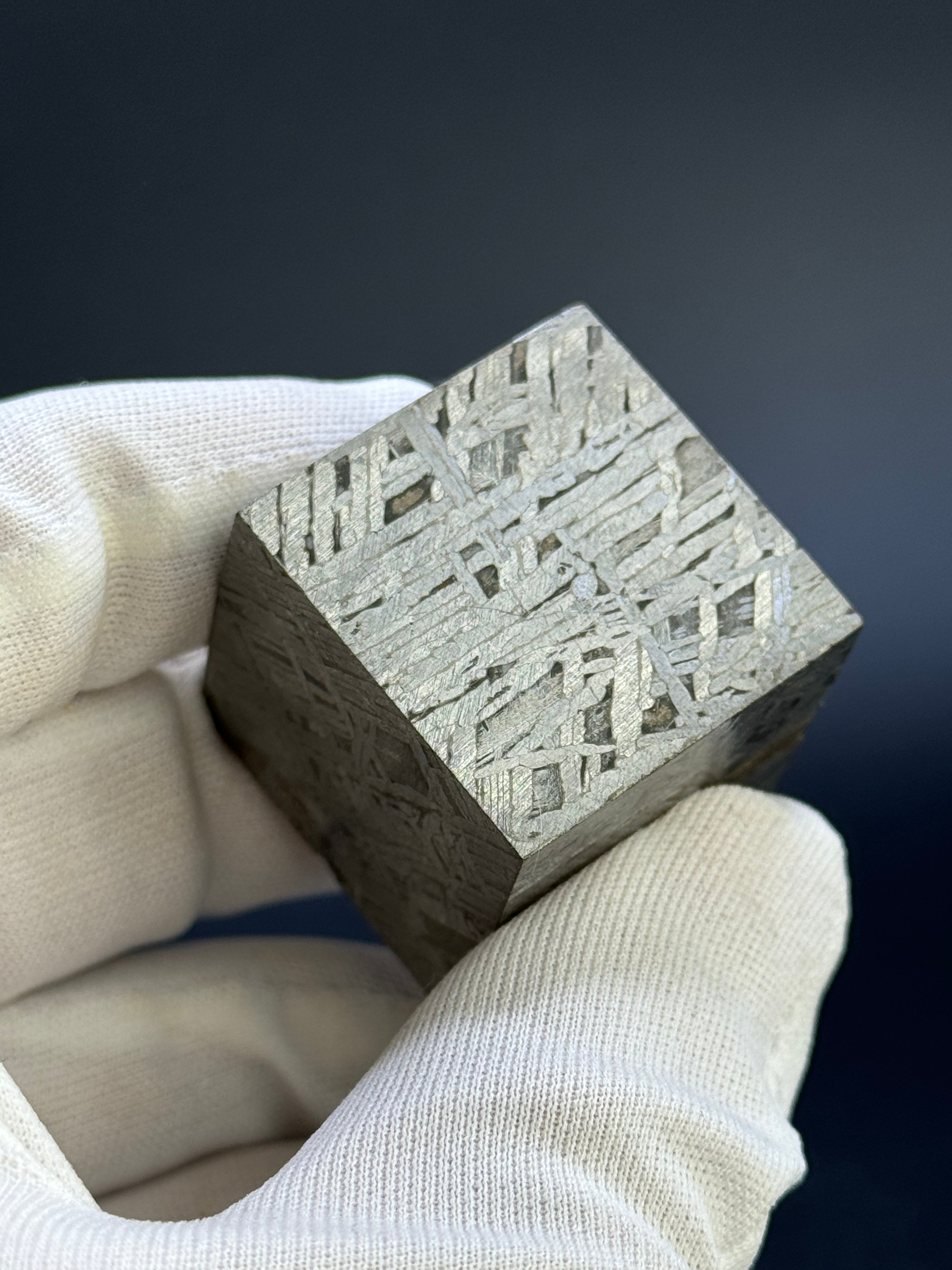 ALETAI, GOBI DESERT, CHINA. 194 GRAMS CUBE.