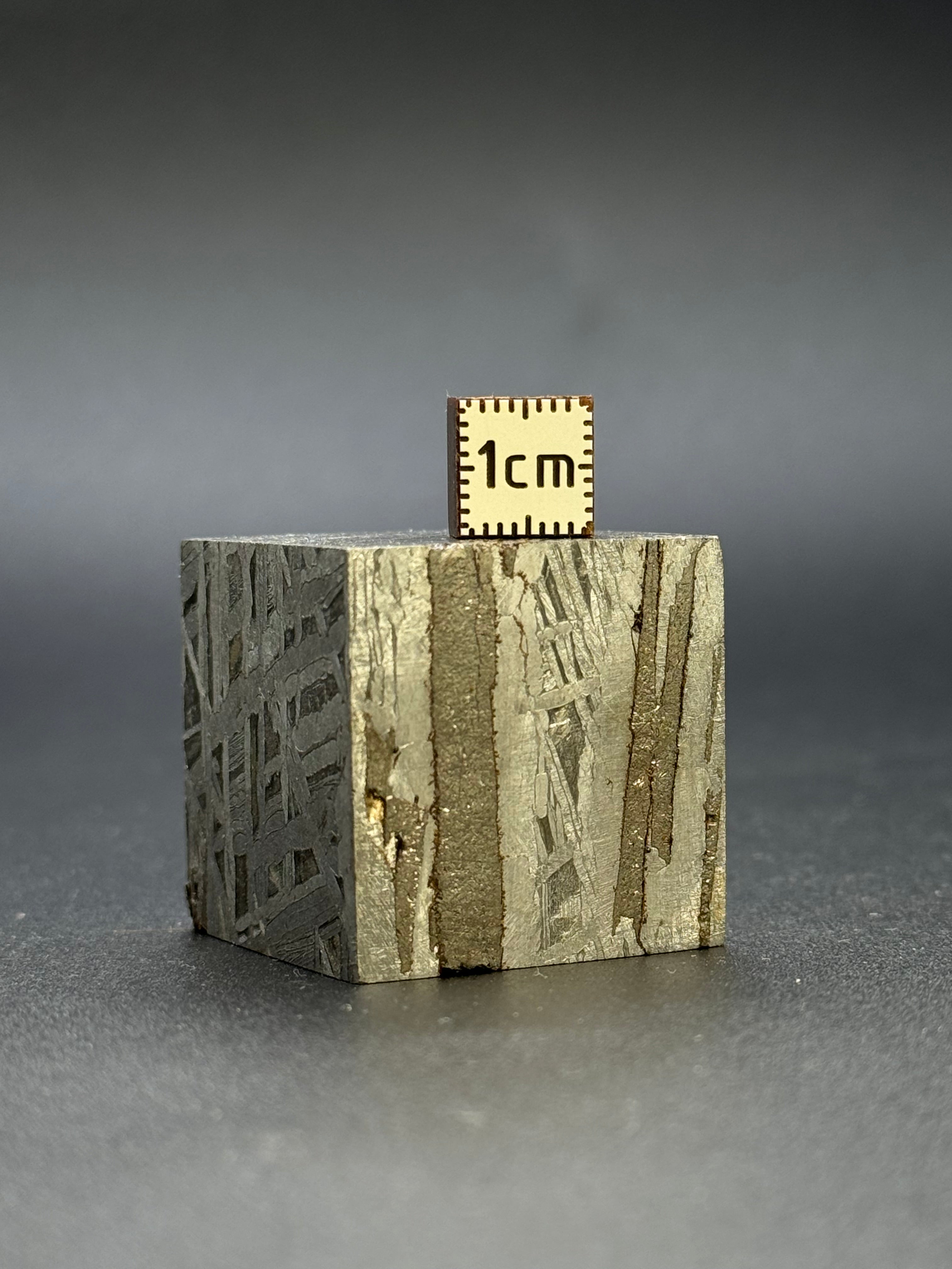 ALETAI, GOBI DESERT, CHINA. 190qGRAMS CUBE.
