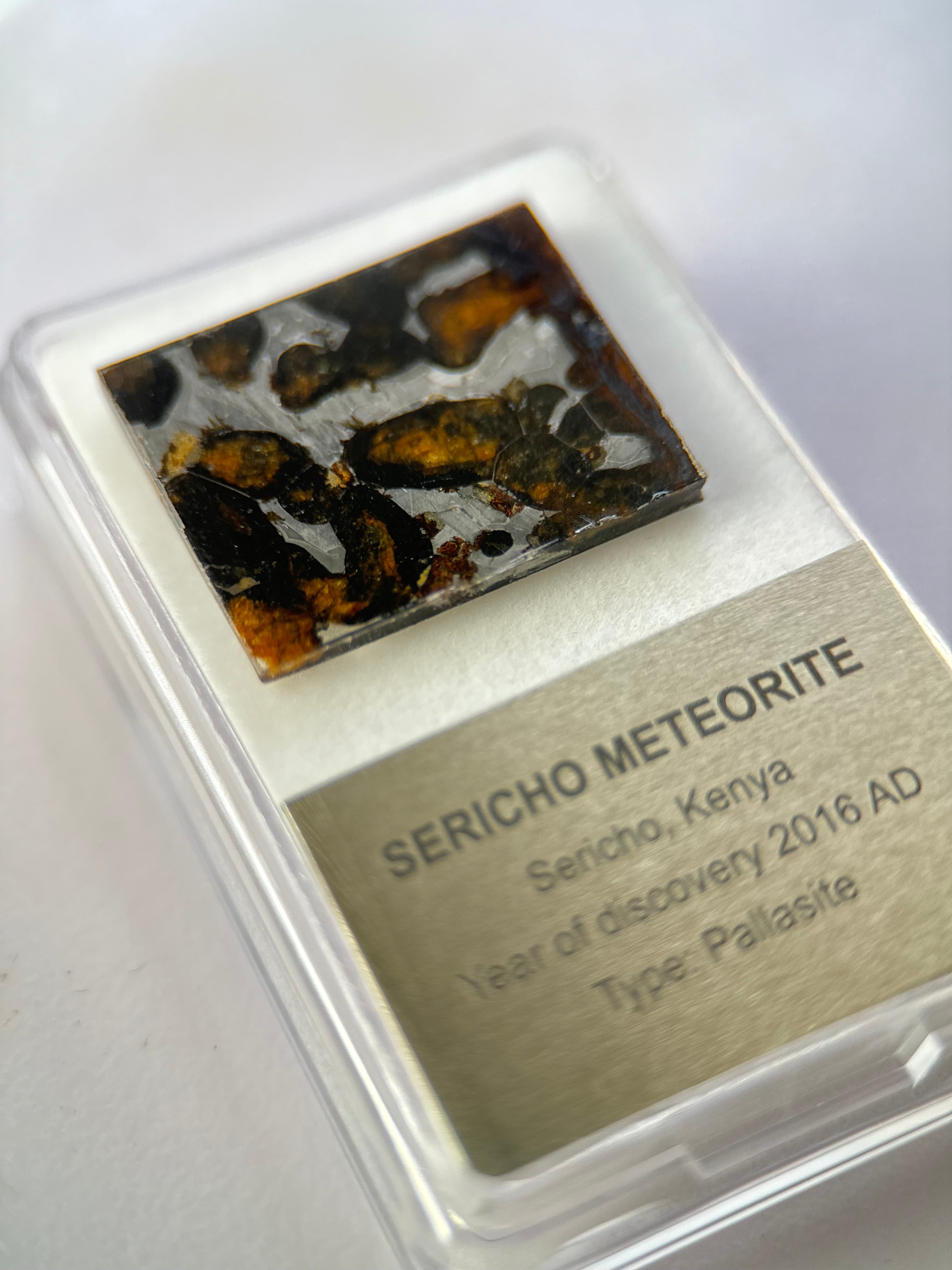 SERICHO METEORITE, KENYA. DISPLAY BOX. 4,7 GRAMS.