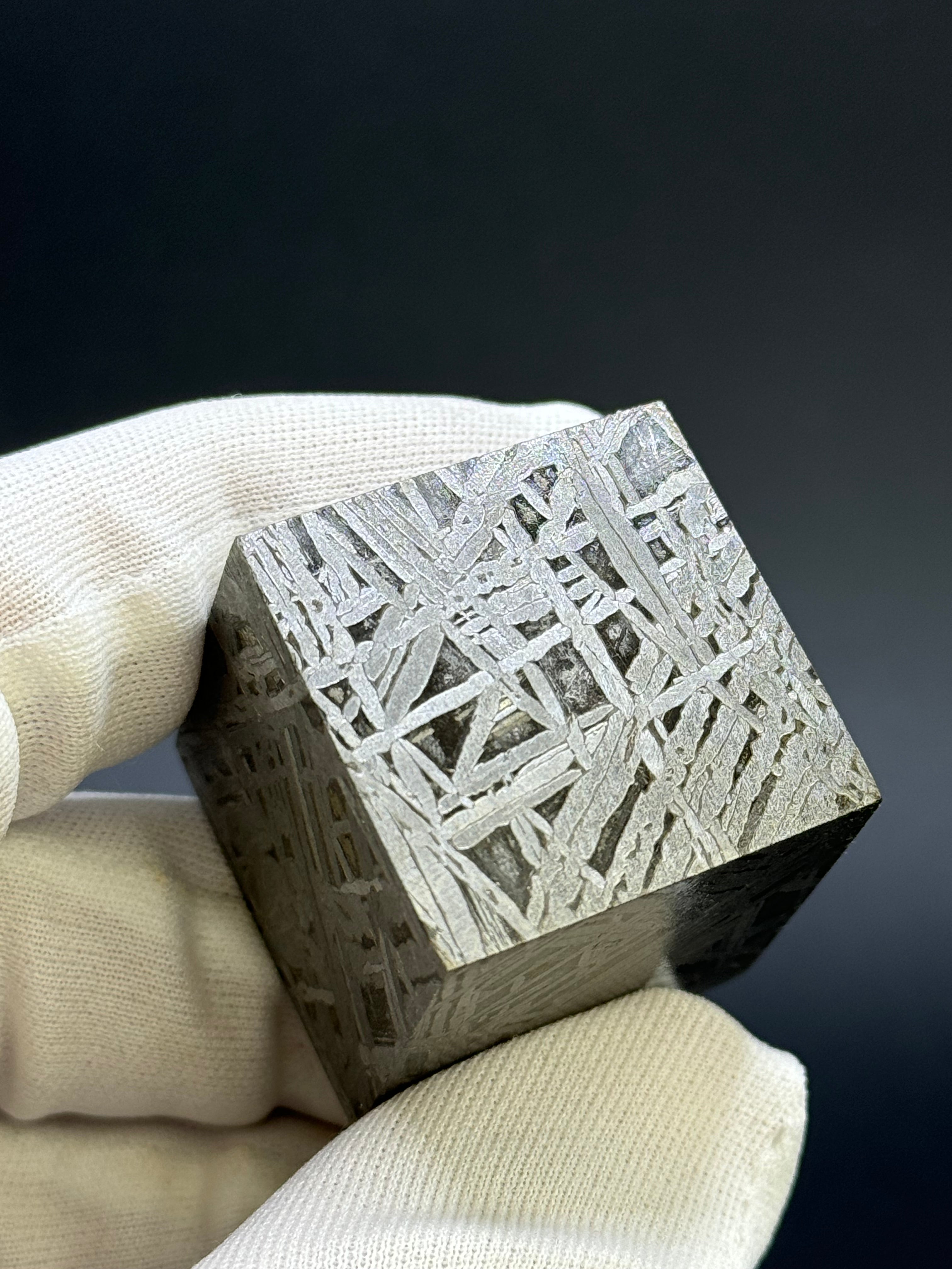 ALETAI, GOBI DESERT, CHINA. 196 GRAMS CUBE.
