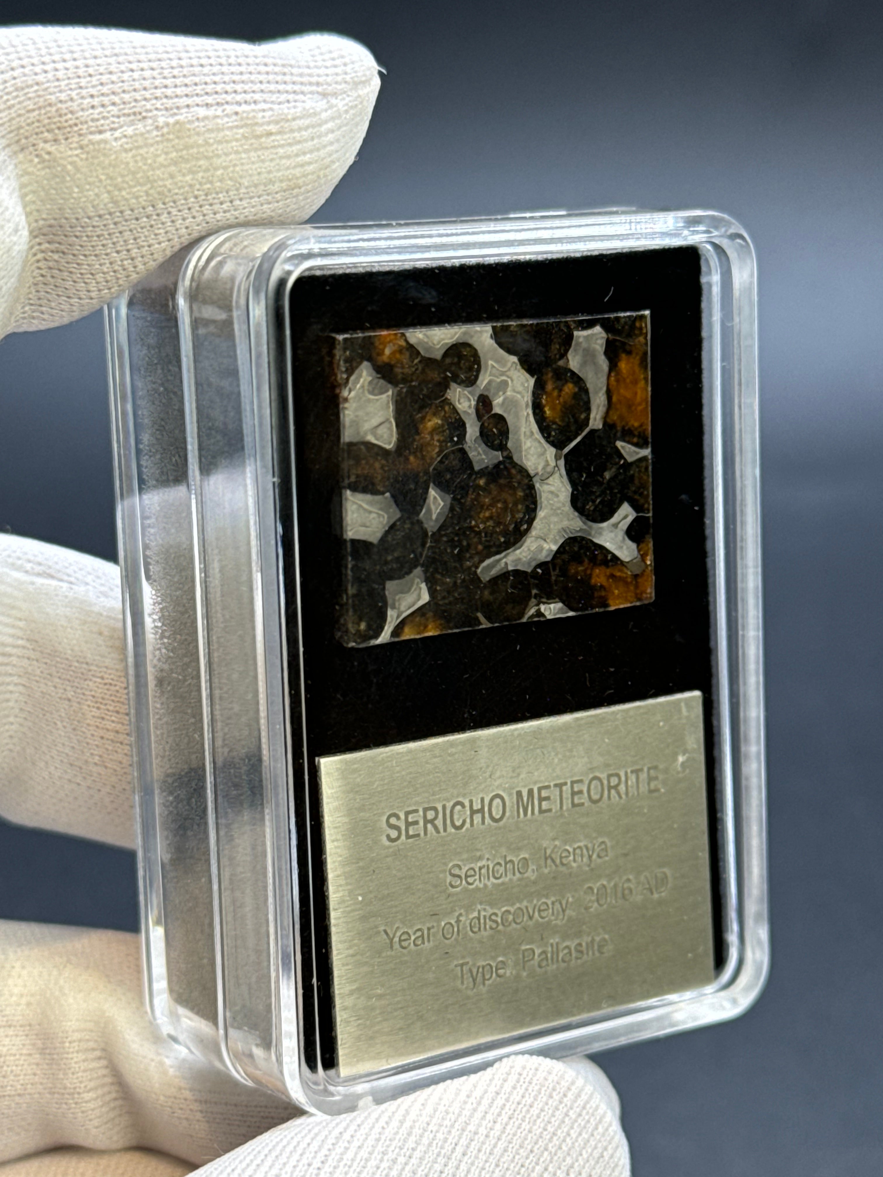 SERICHO METEORITE, KENYA. DISPLAY BOX. 4,5 GRAMS.