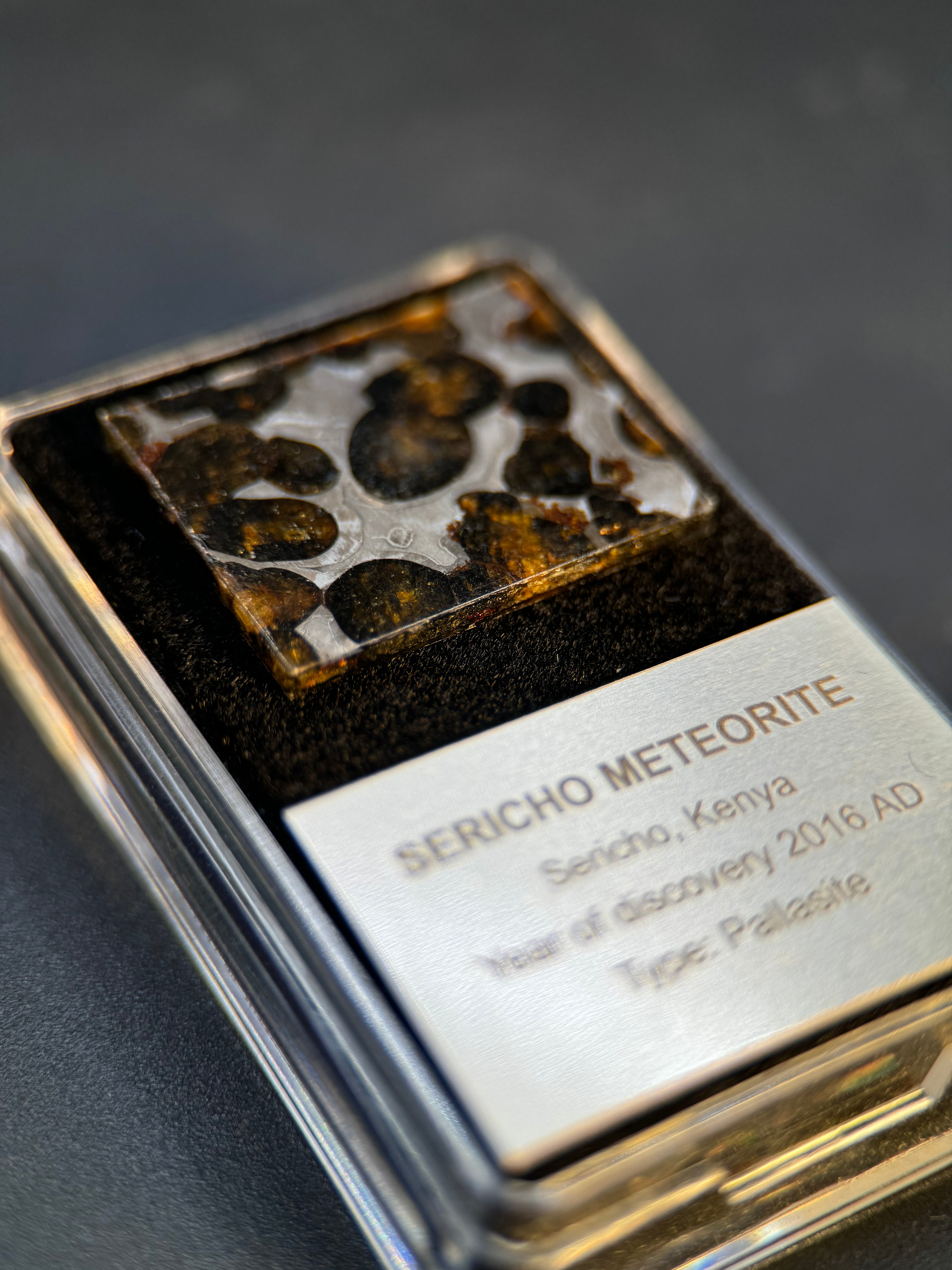 SERICHO METEORITE, KENYA. DISPLAY BOX. 4,7 GRAMS.