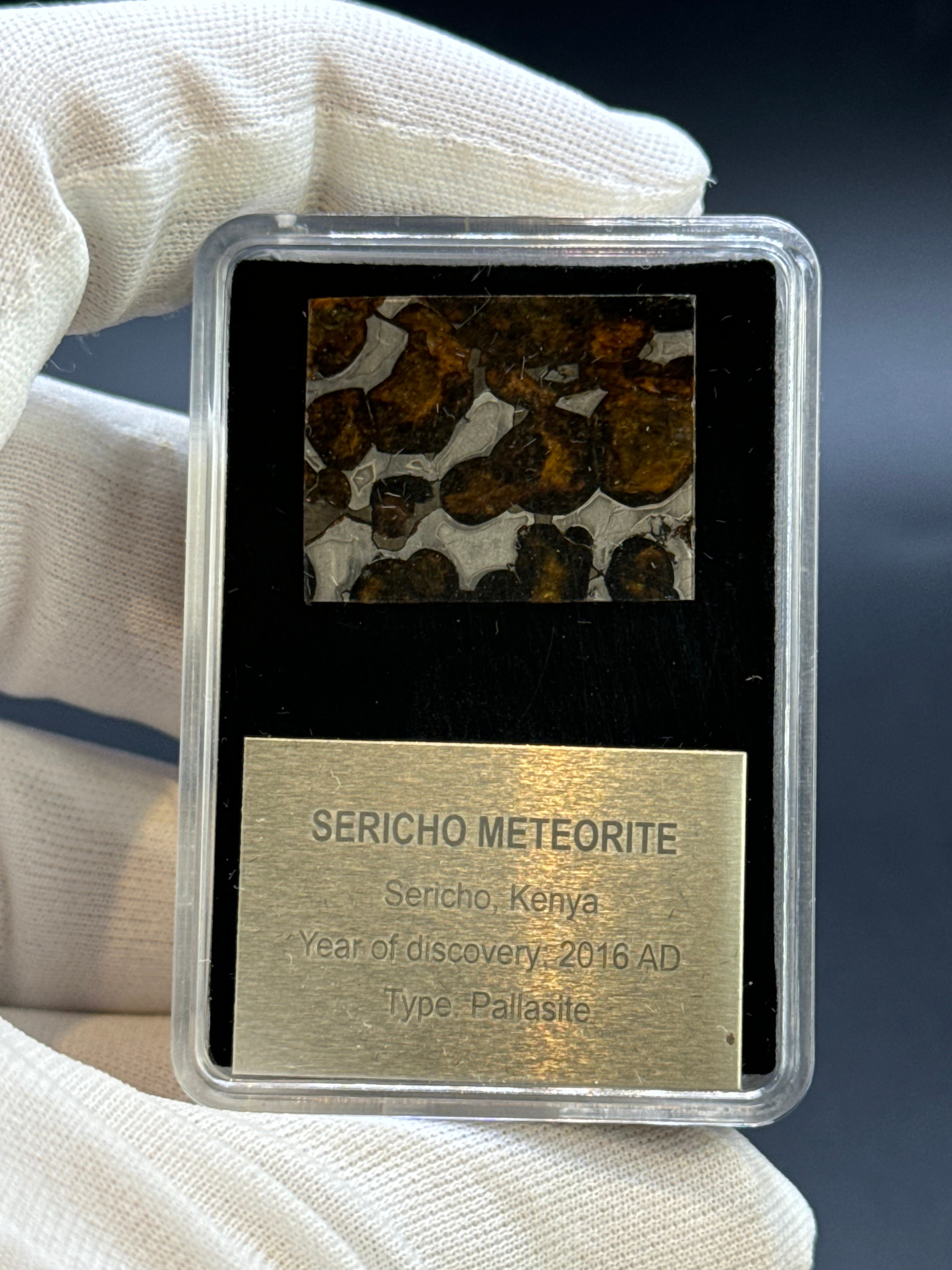 SERICHO METEORITE, KENYA. DISPLAY BOX. 4,4 GRAMS.