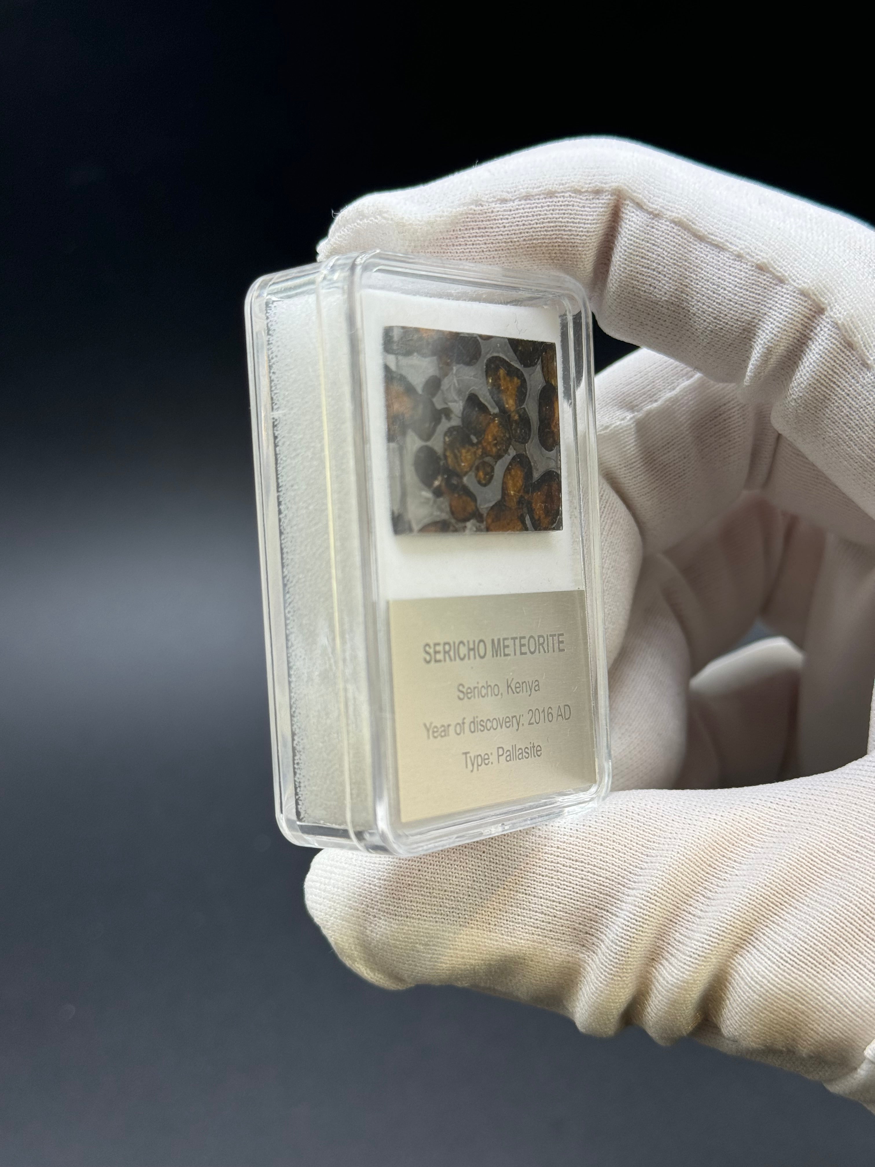 SERICHO METEORITE, KENYA. DISPLAY BOX. 4,4 GRAMS.
