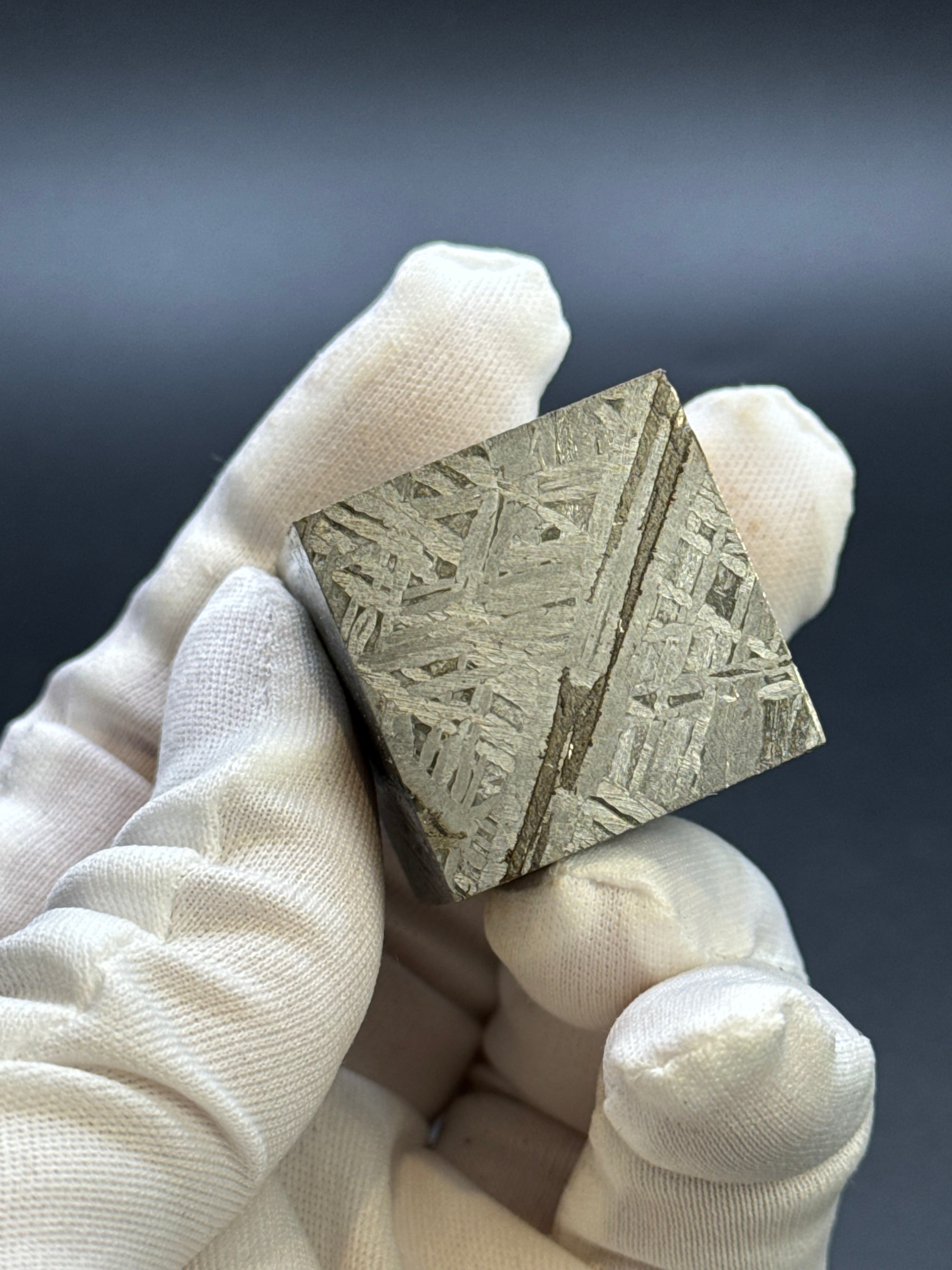 ALETAI, GOBI DESERT, CHINA. 190 GRAMS CUBE.