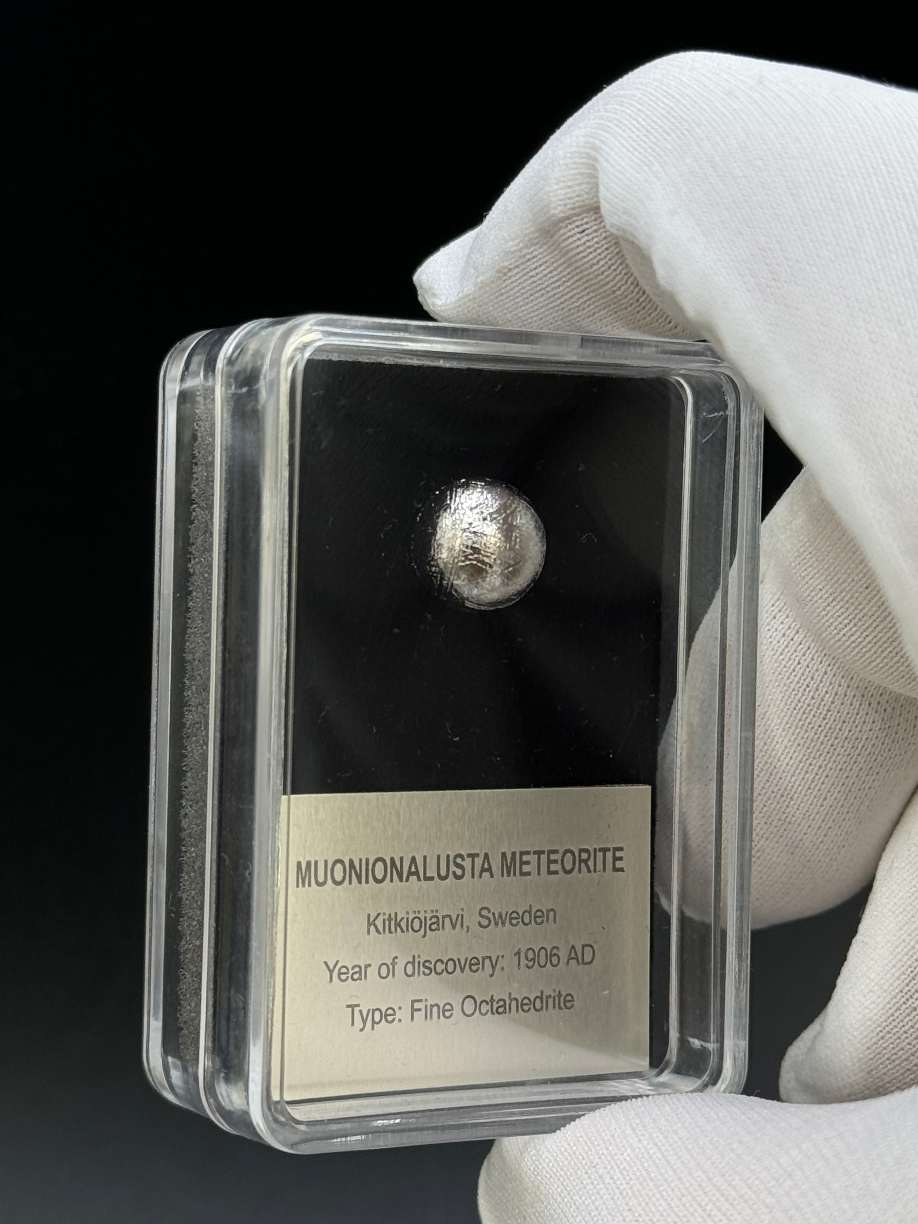 MUONIONALUSTA METEORITE, SWEDEN. DISPLAY BOX. 10MM DIAMETER SPHERE.