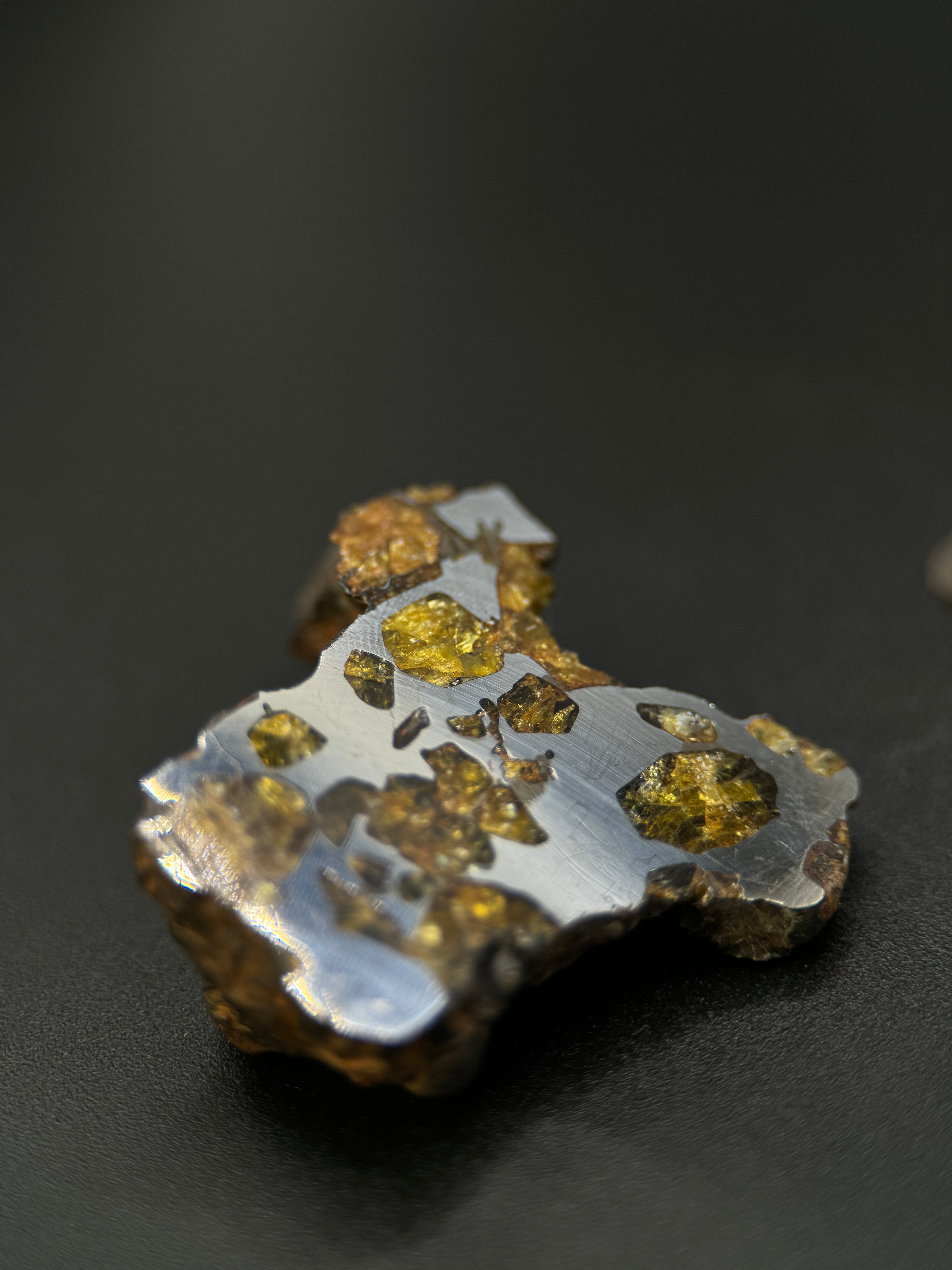 IMILAC PALLASITE METEORITE, END CUT, CHILE. 27,11 GRAMS.