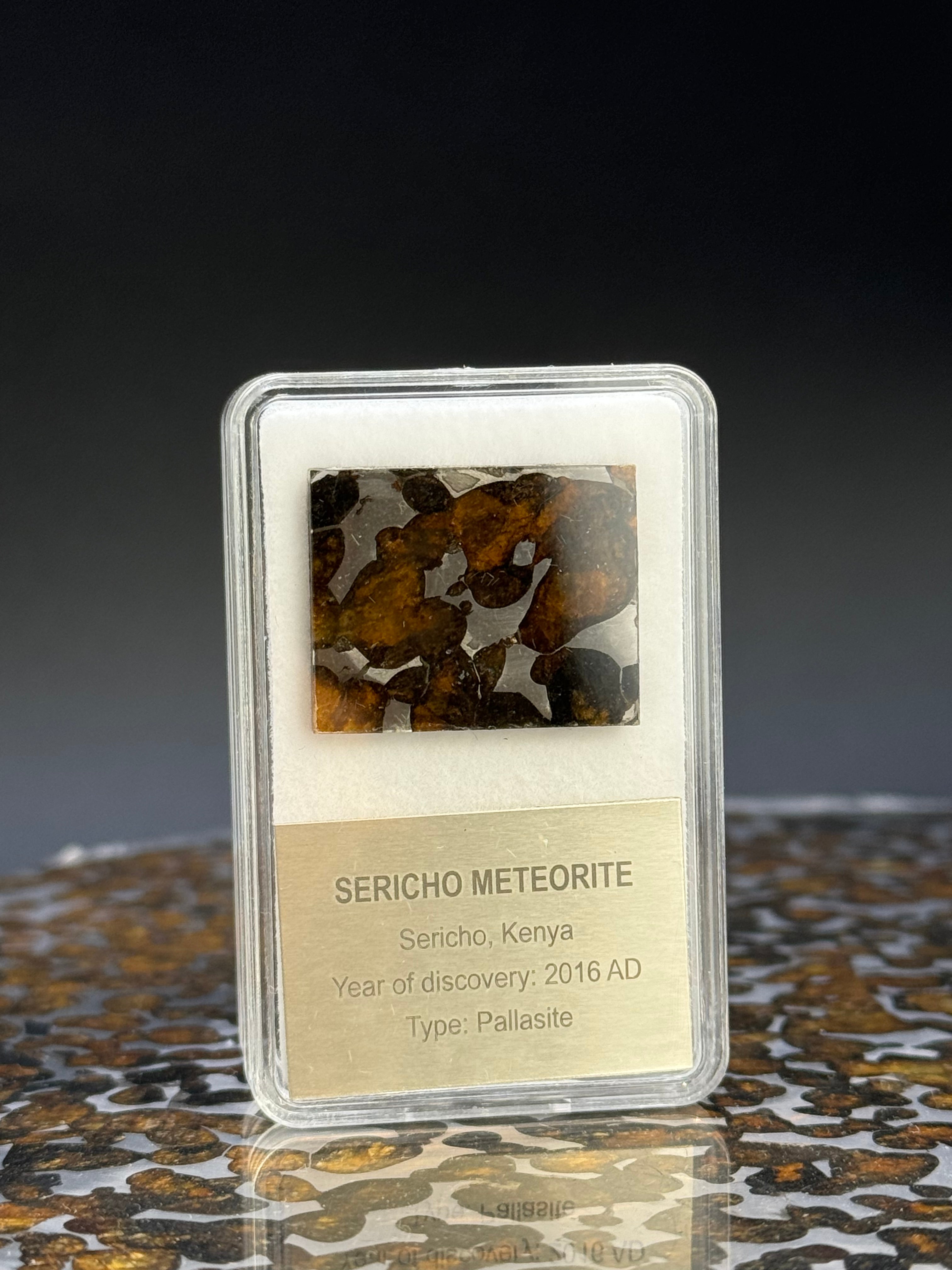 SERICHO METEORITE, KENYA. DISPLAY BOX. 3,8 GRAMS.