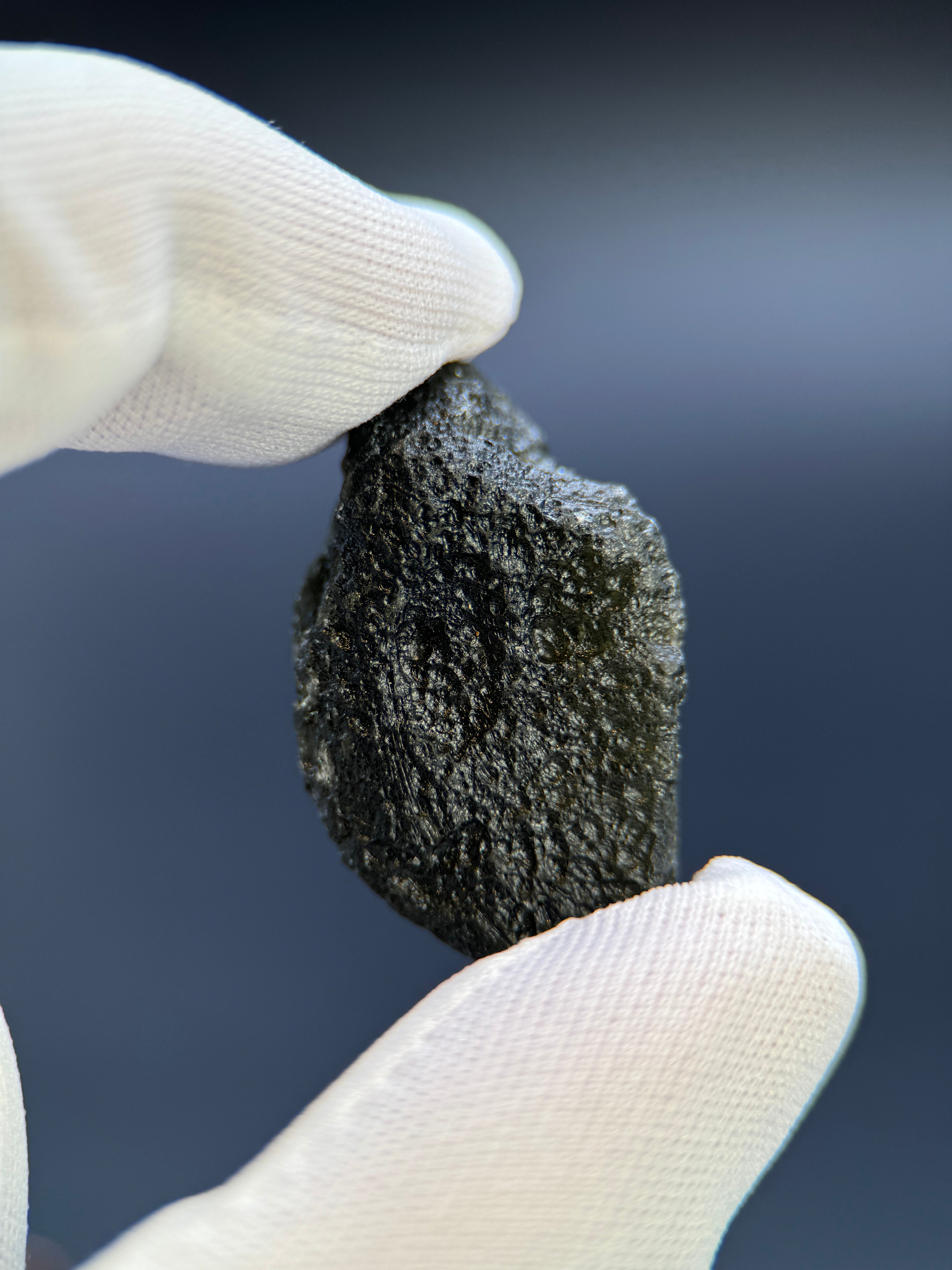RAW MOLDAVITE, CZECH REPUBLIC. 7,53 GRAMS.