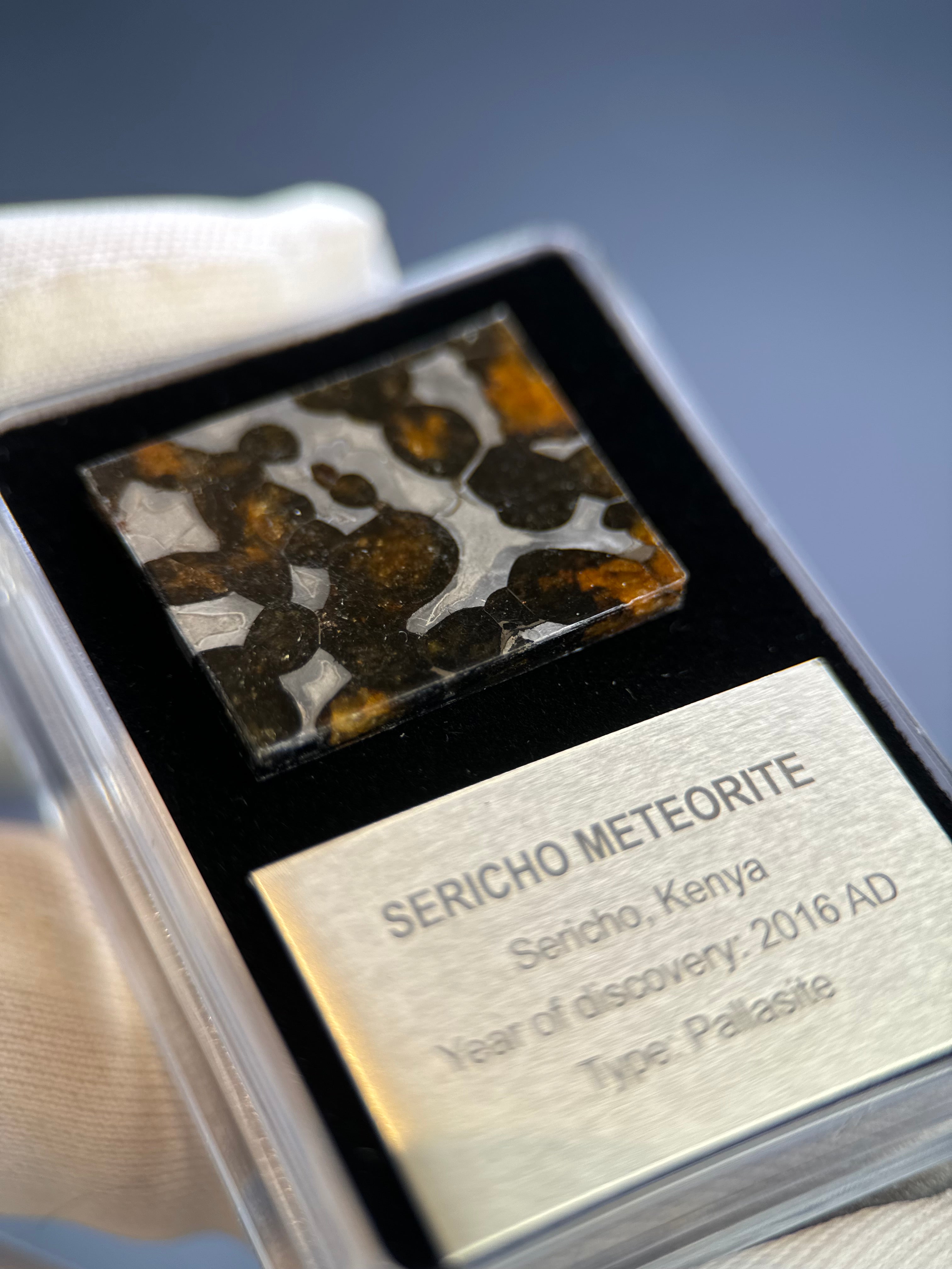 SERICHO METEORITE, KENYA. DISPLAY BOX. 4,5 GRAMS.