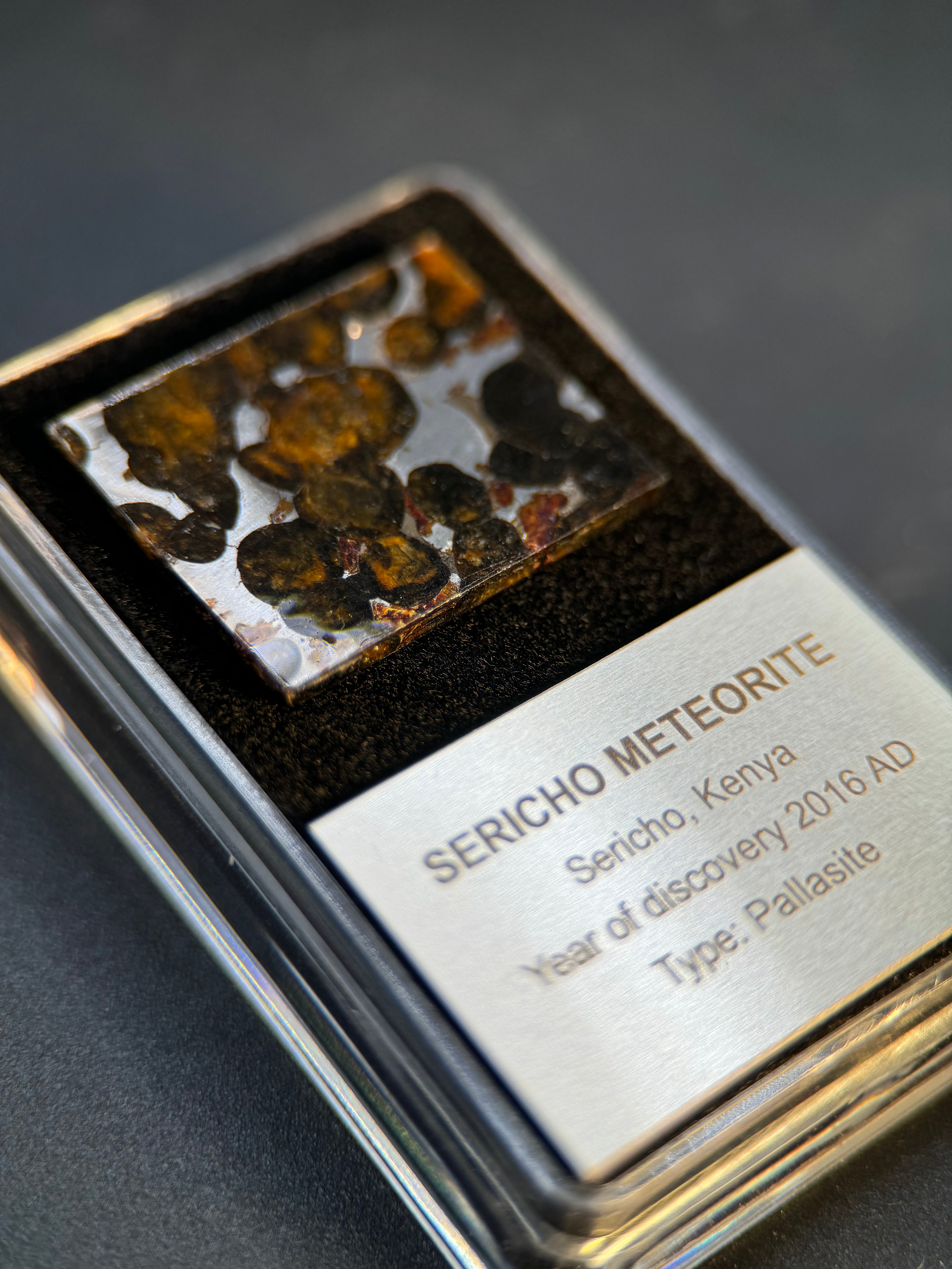 SERICHO METEORITE, KENYA. DISPLAY BOX. 3,7 GRAMS.