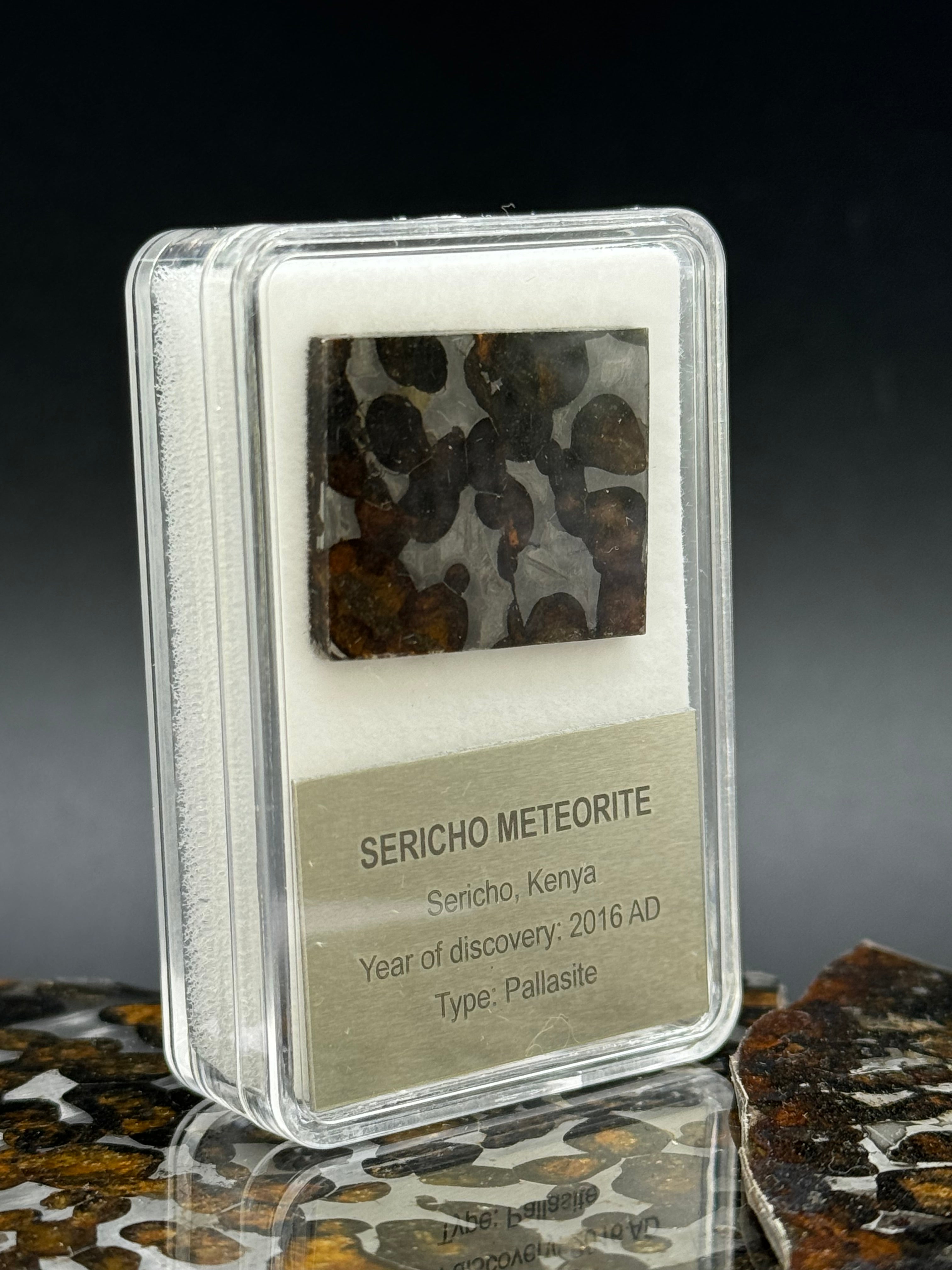 SERICHO METEORITE, KENYA. DISPLAY BOX. 4,4 GRAMS.