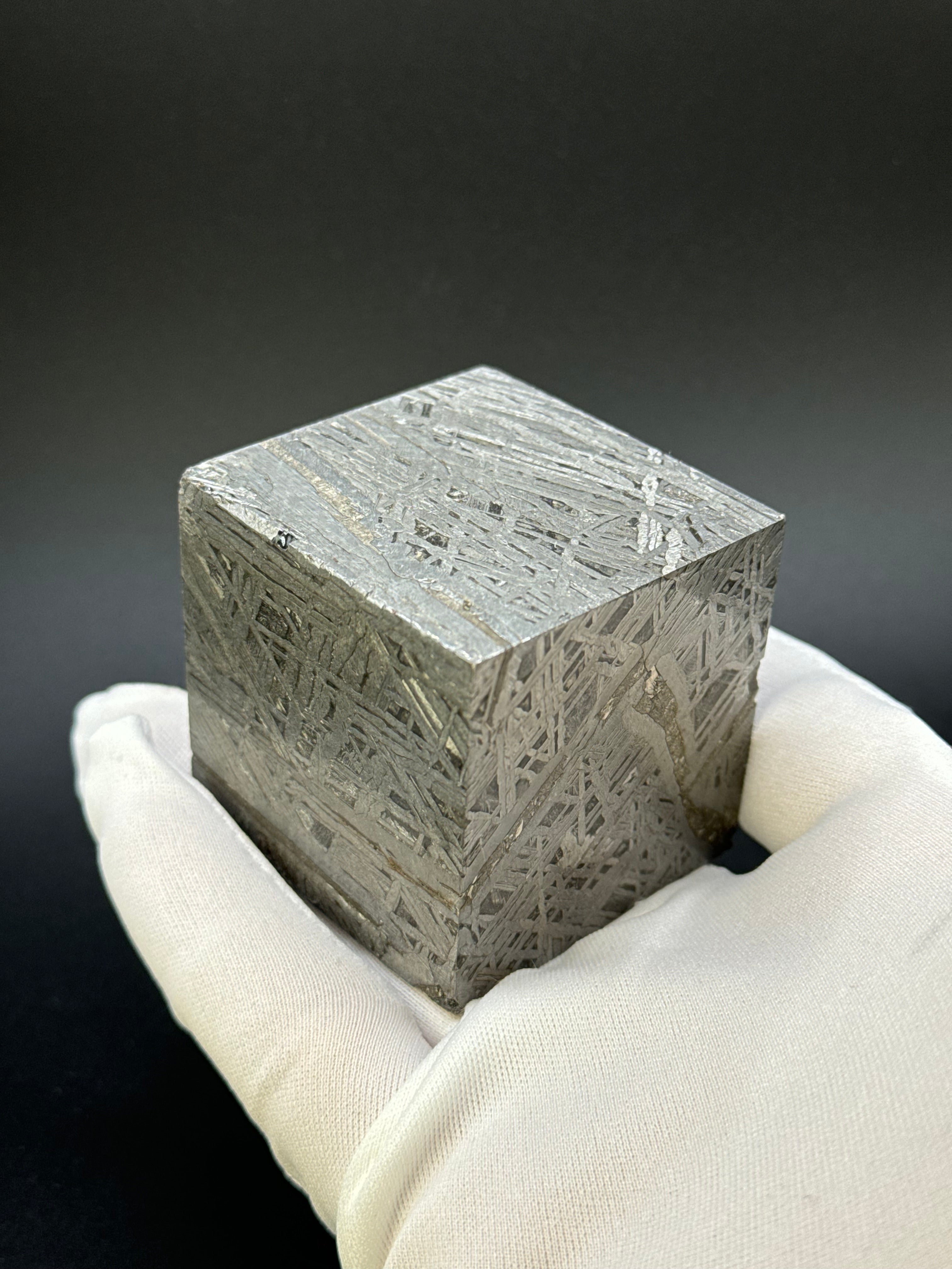 ALETAI, GOBI DESERT, CHINA. 988 GRAMS CUBE.