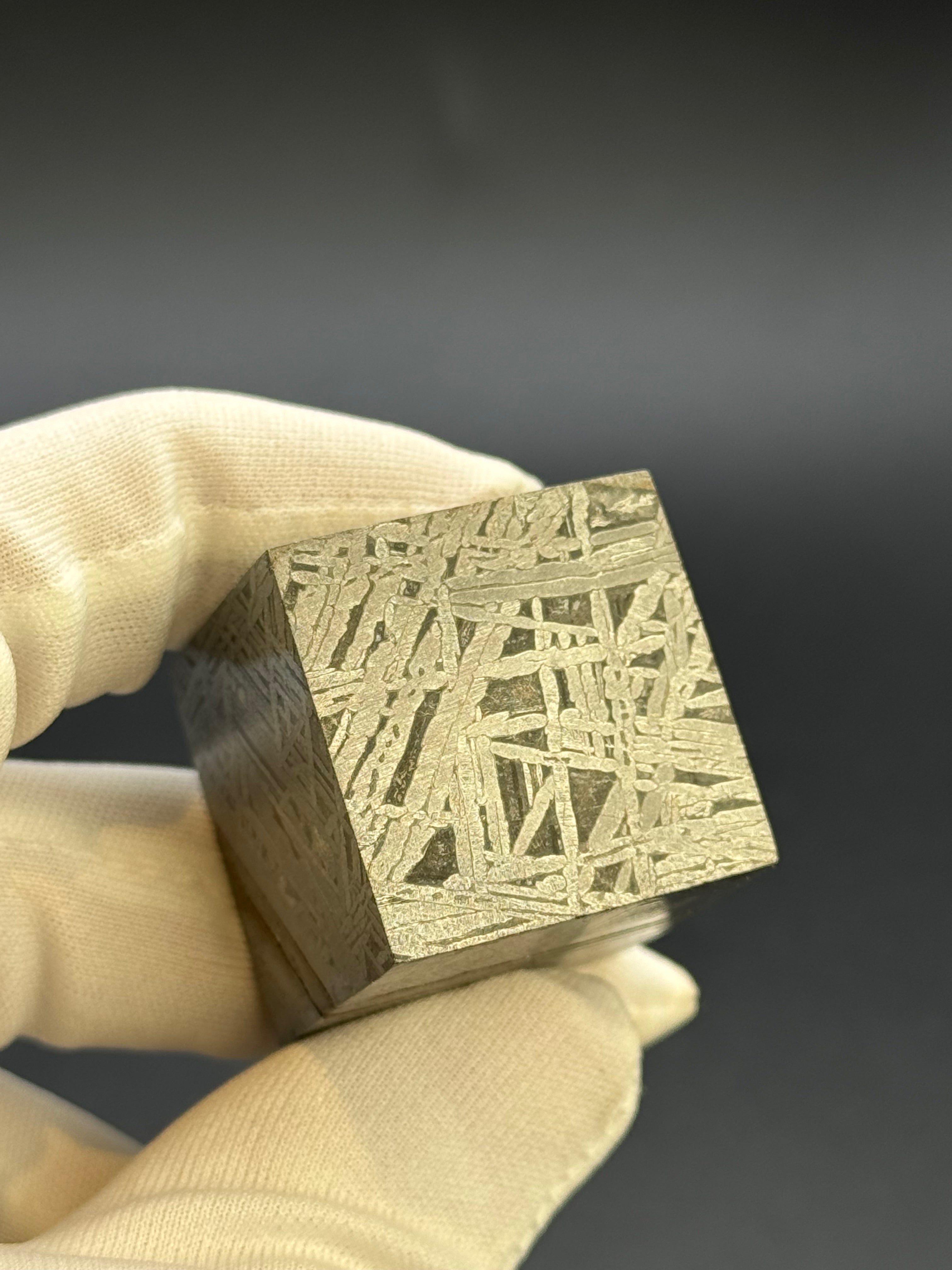 ALETAI, GOBI DESERT, CHINA. 190 GRAMS CUBE.