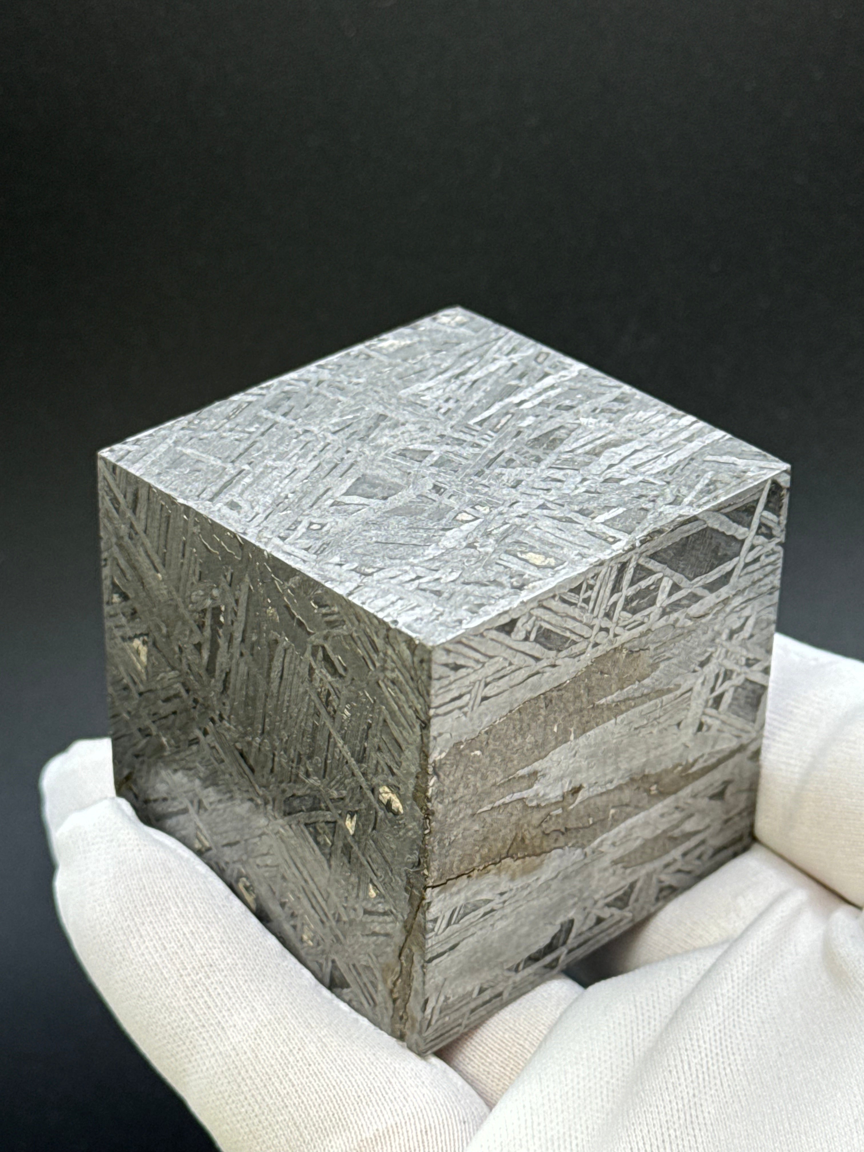 ALETAI, GOBI DESERT, CHINA. 996 GRAMS CUBE.