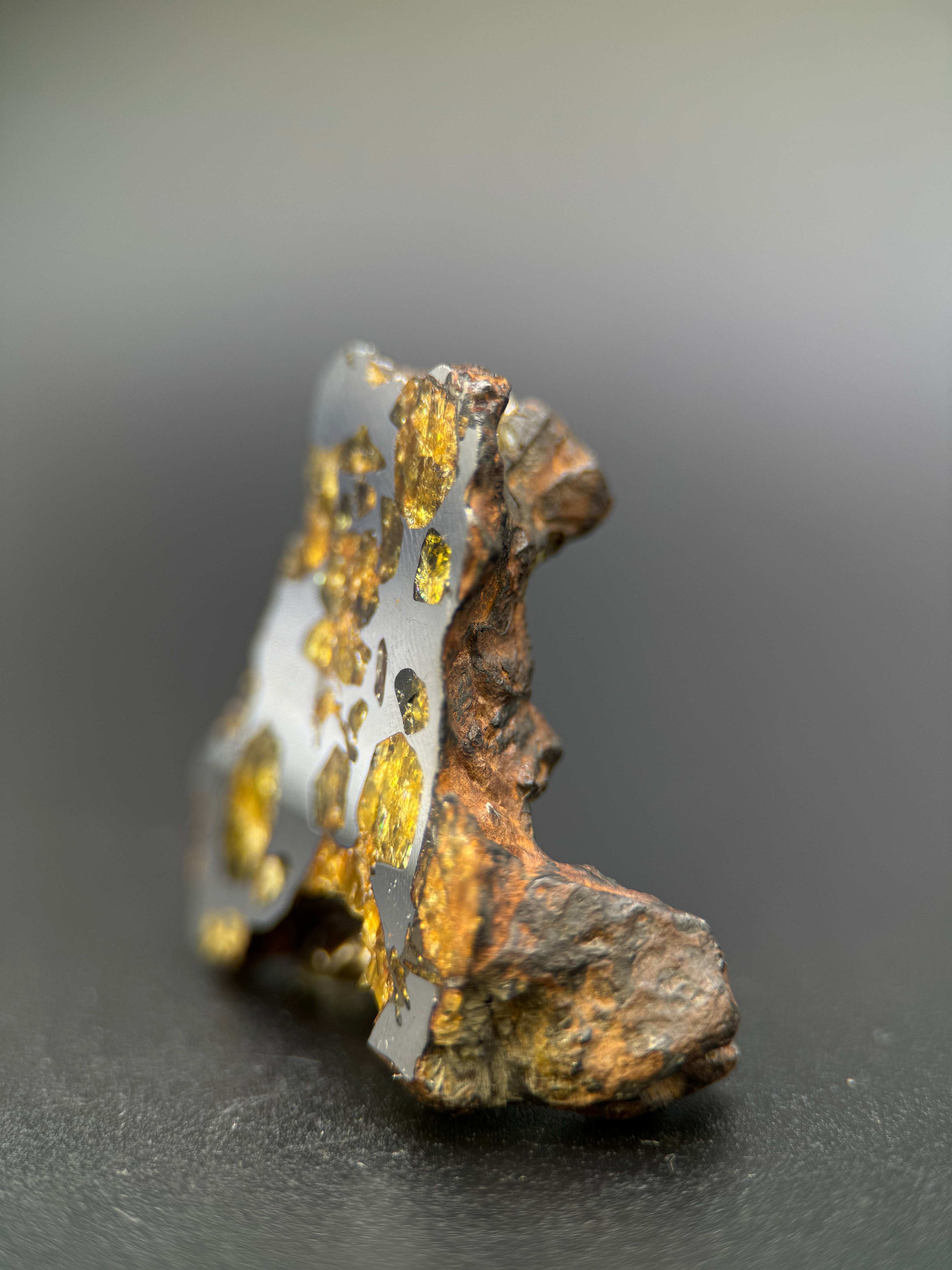 IMILAC PALLASITE METEORITE, END CUT, CHILE. 27,11 GRAMS.