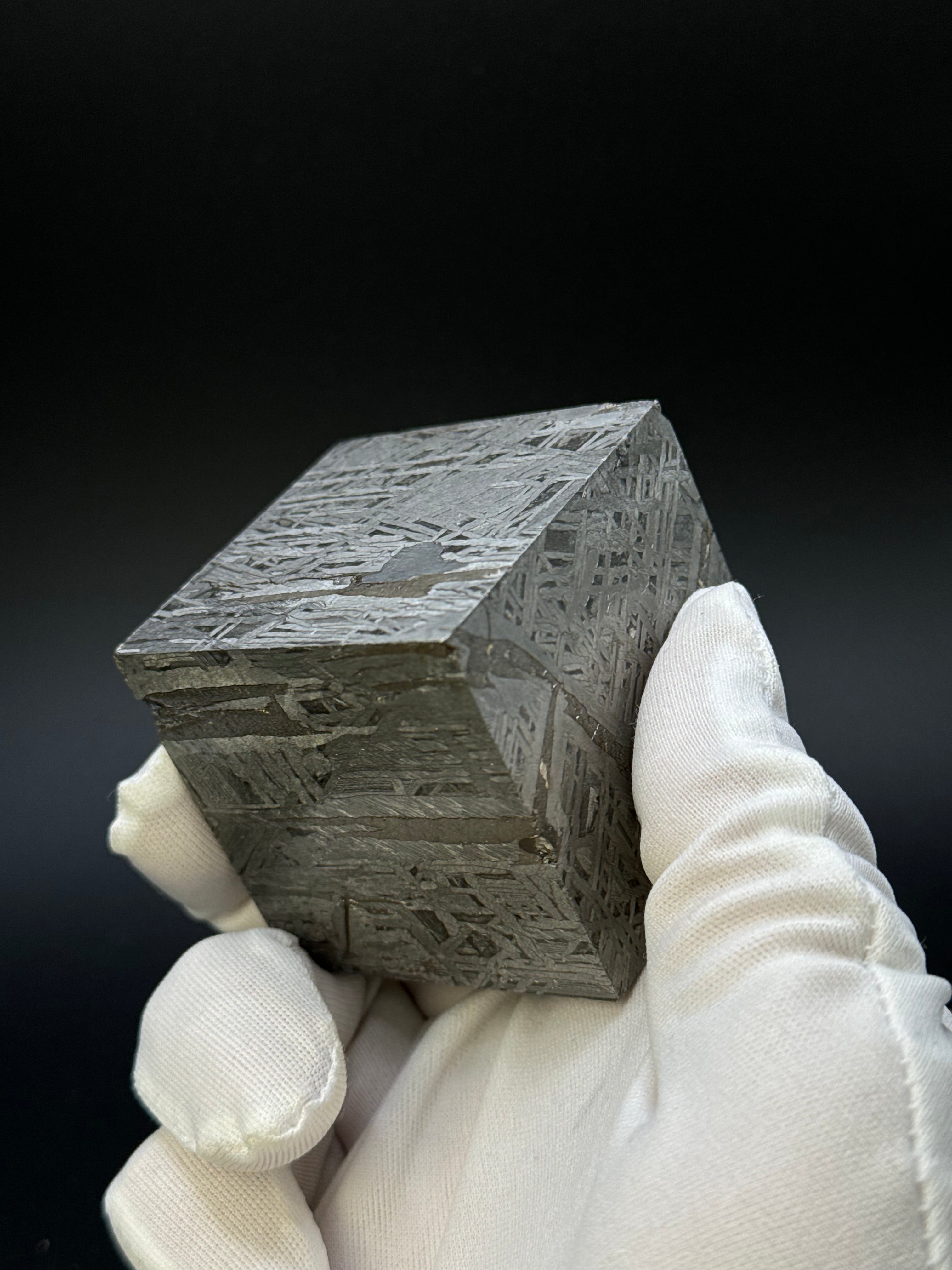 ALETAI, GOBI DESERT, CHINA. 988 GRAMS CUBE.