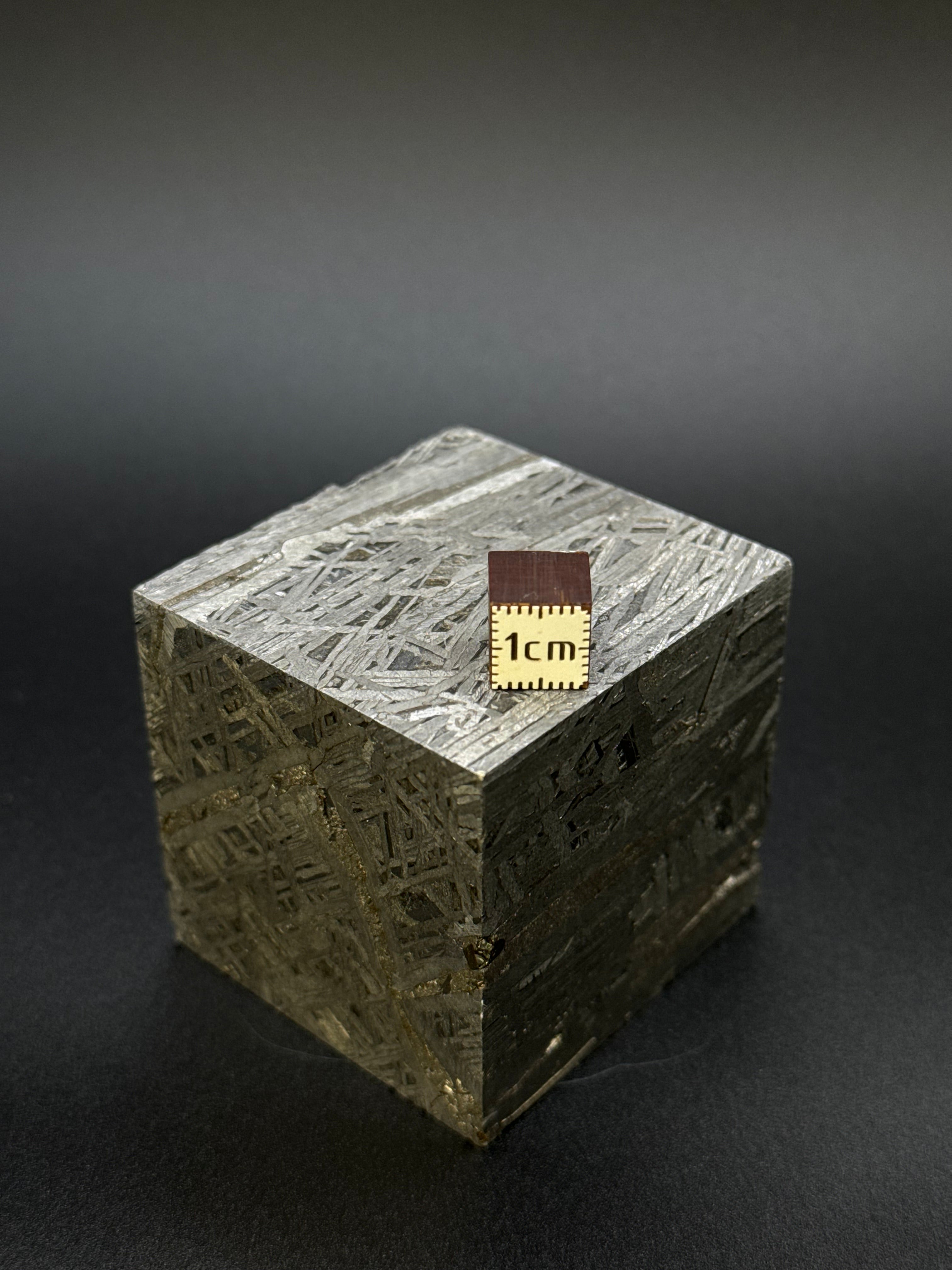 ALETAI, GOBI DESERT, CHINA. 988 GRAMS CUBE.