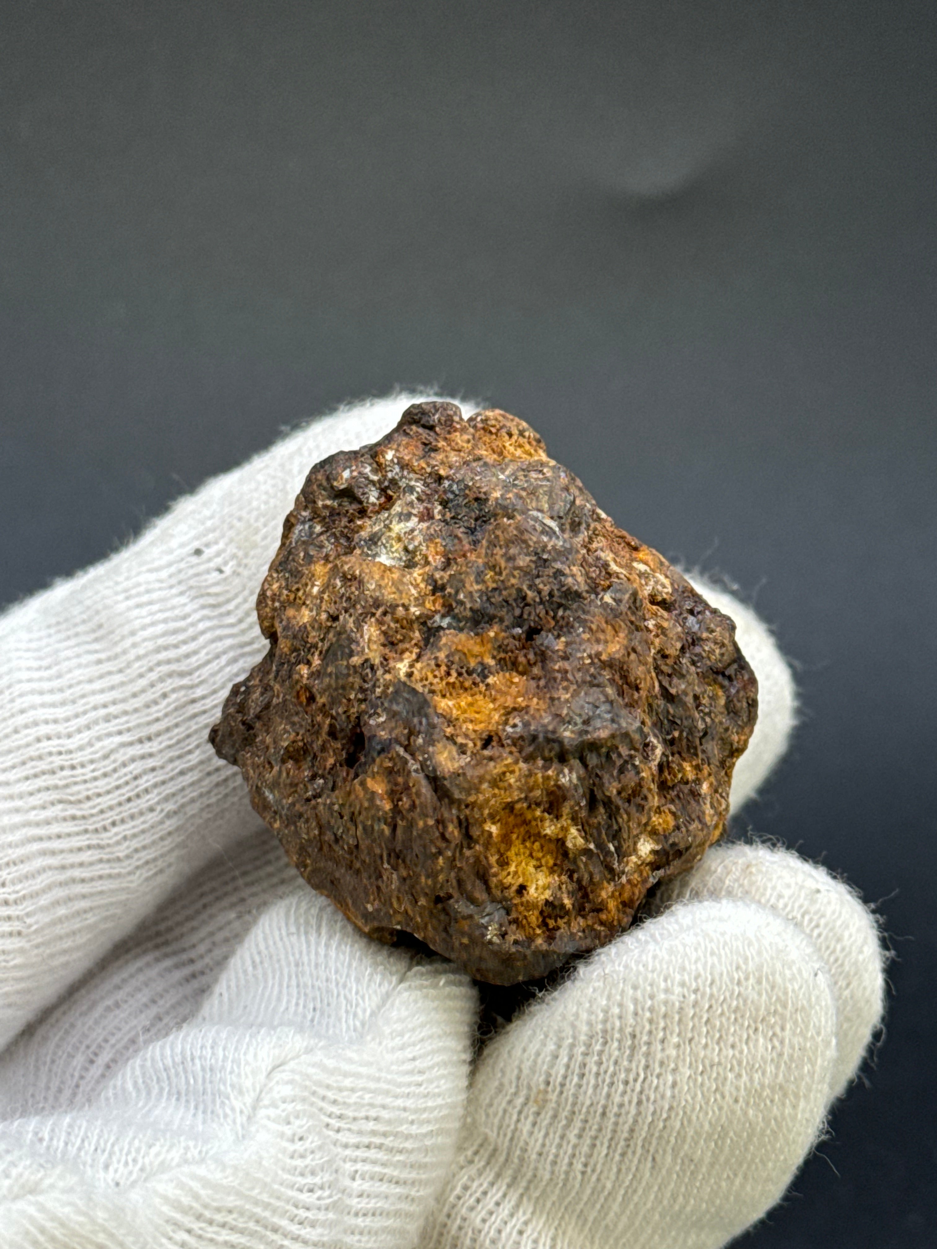 SERICHO PALLASITE METEORITE, KENYA. 107,25 GRAMS FULL METEORITE.