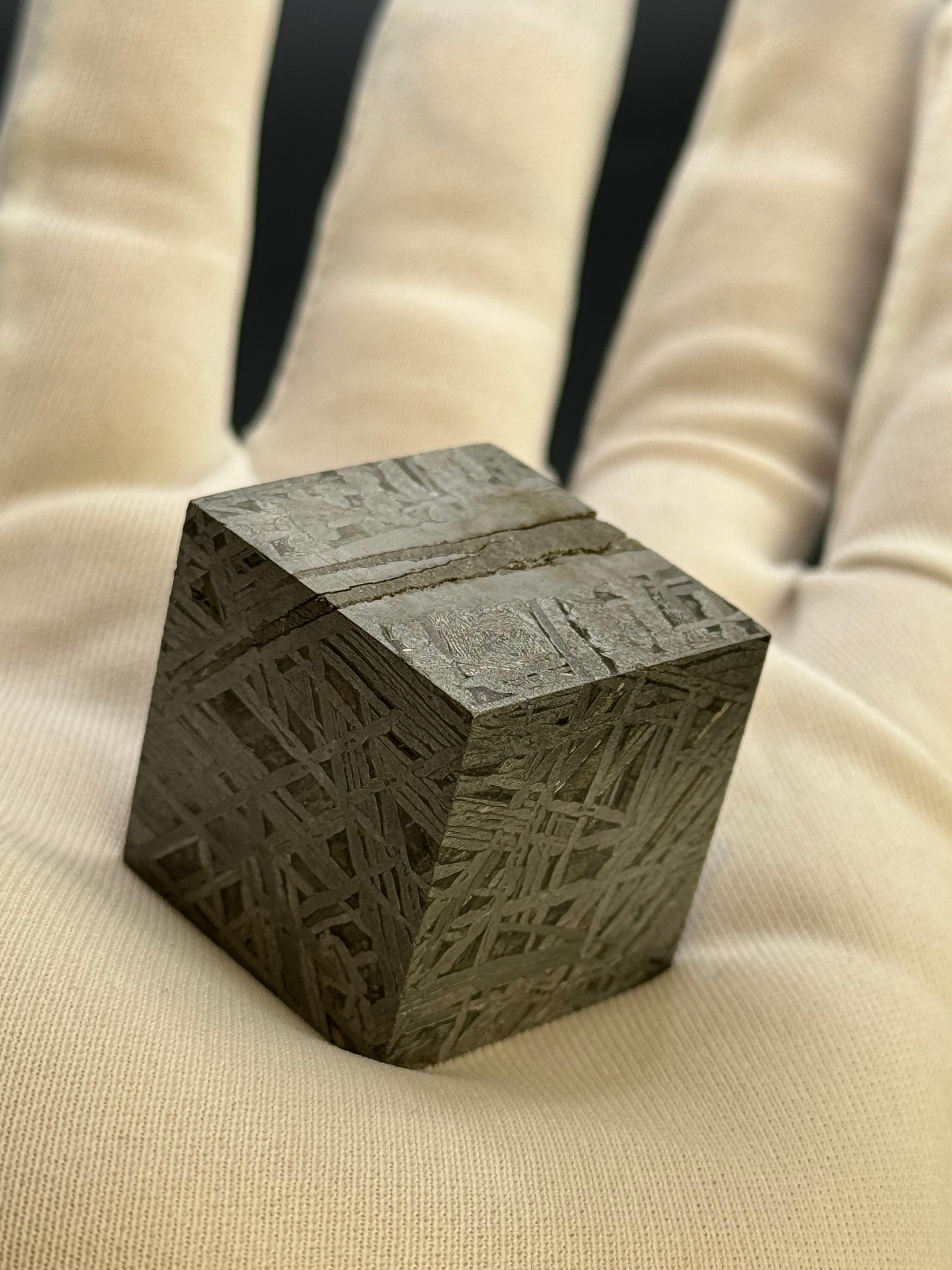 ALETAI, GOBI DESERT, CHINA. 190 GRAMS CUBE.