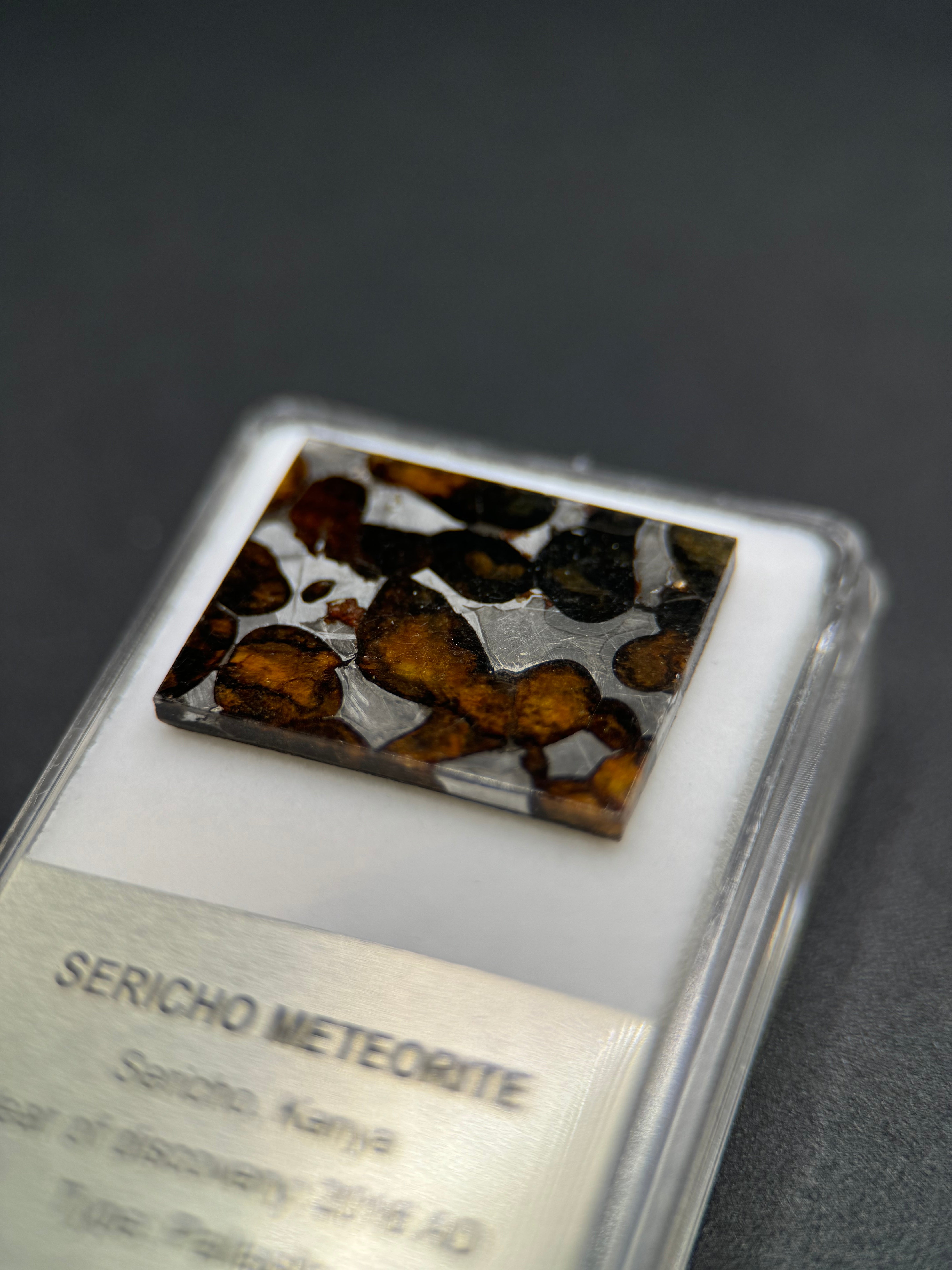SERICHO METEORITE, KENYA. DISPLAY BOX. 4,7 GRAMS.