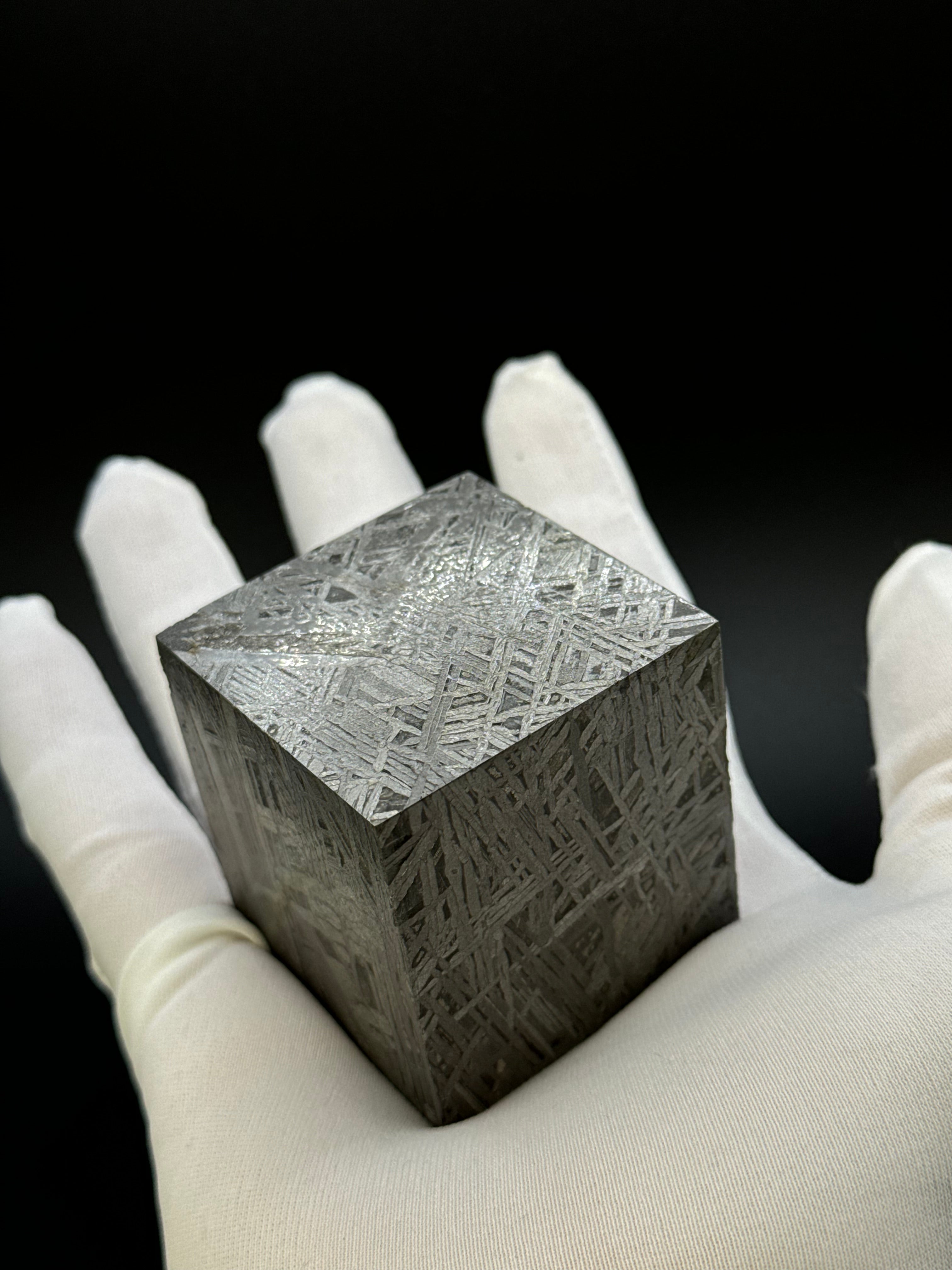 ALETAI, GOBI DESERT, CHINA. 996 GRAMS CUBE.