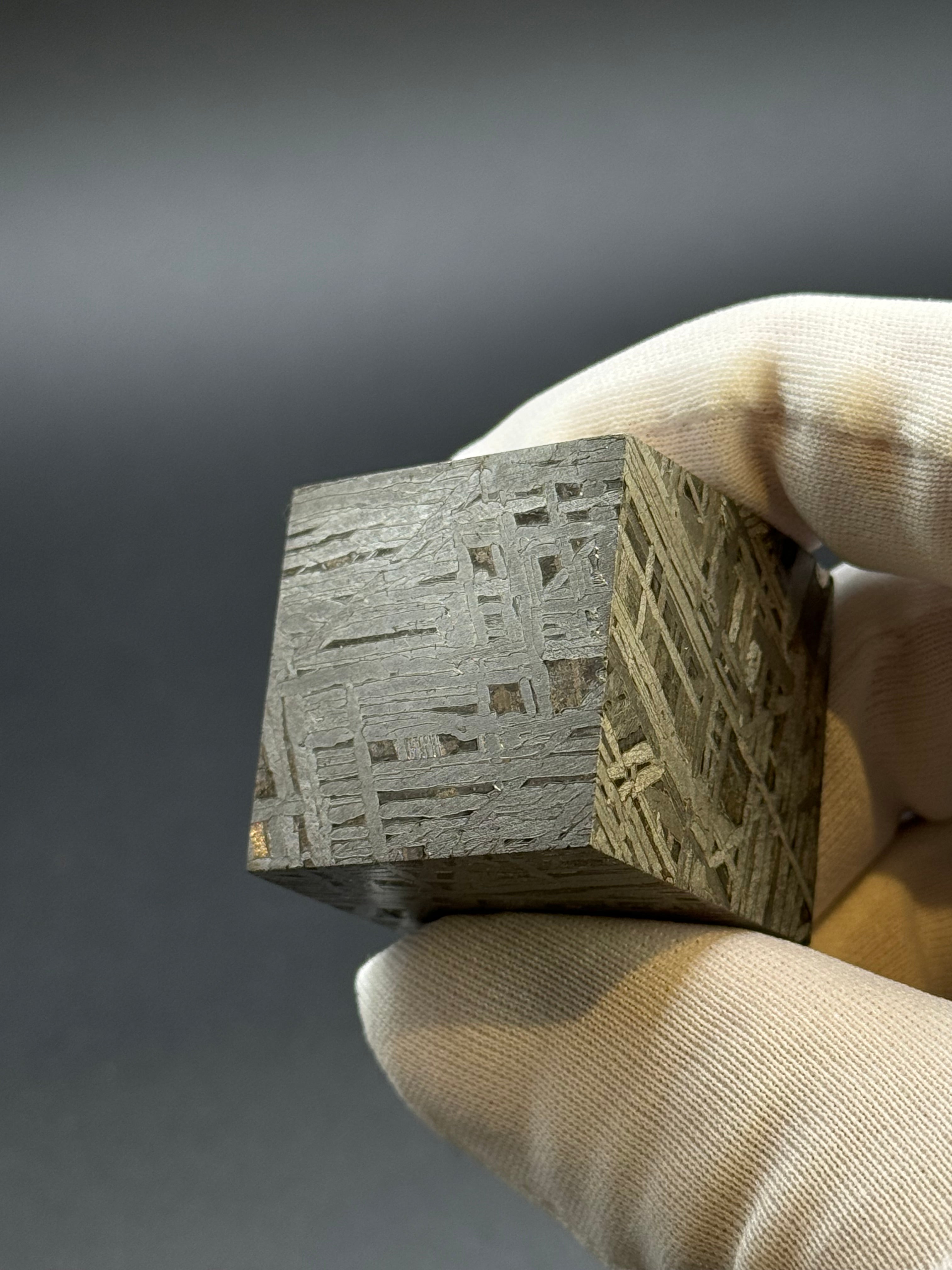 ALETAI, GOBI DESERT, CHINA. 190 GRAMS CUBE.