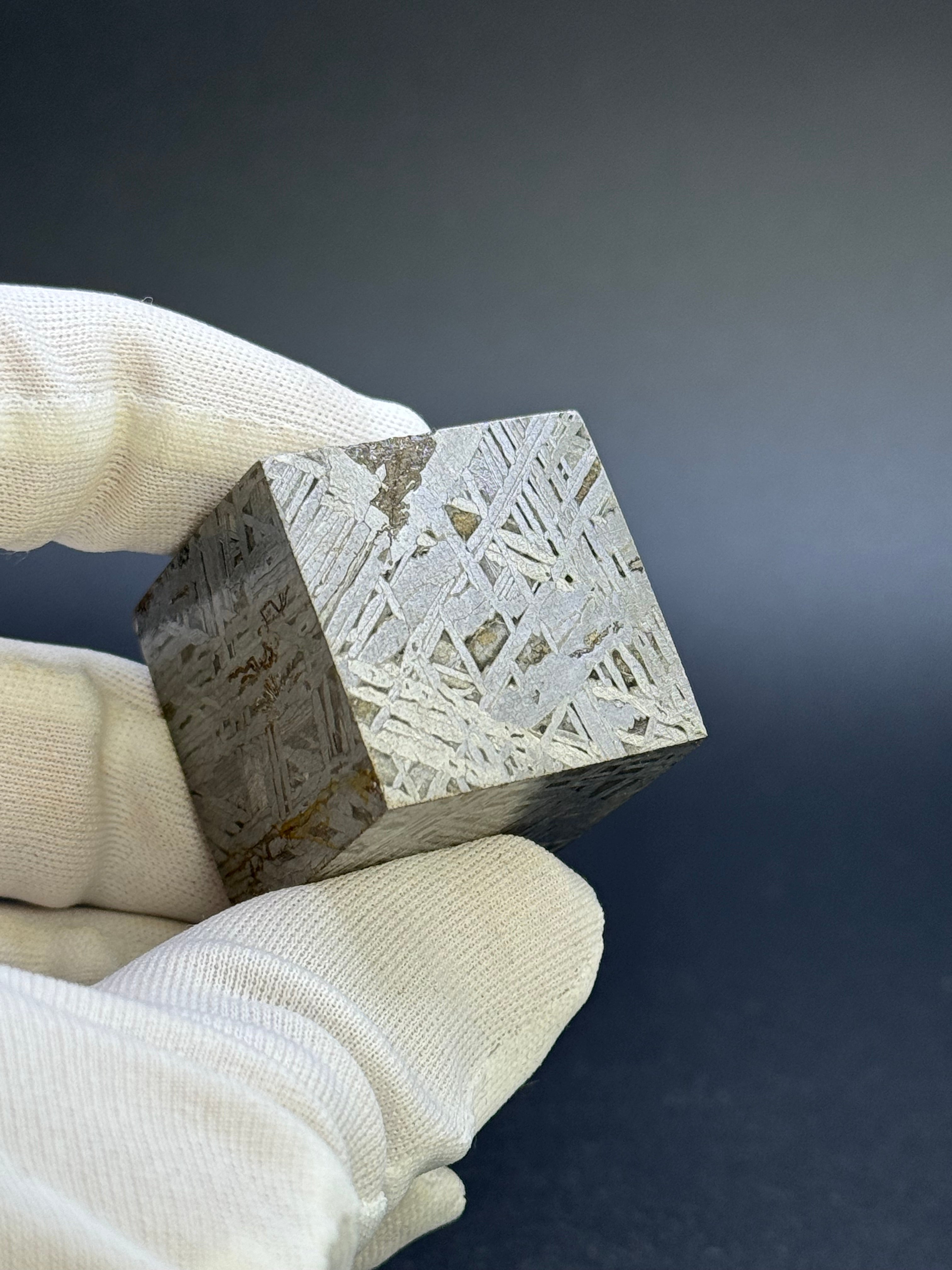 ALETAI, GOBI DESERT, CHINA. 196 GRAMS CUBE.
