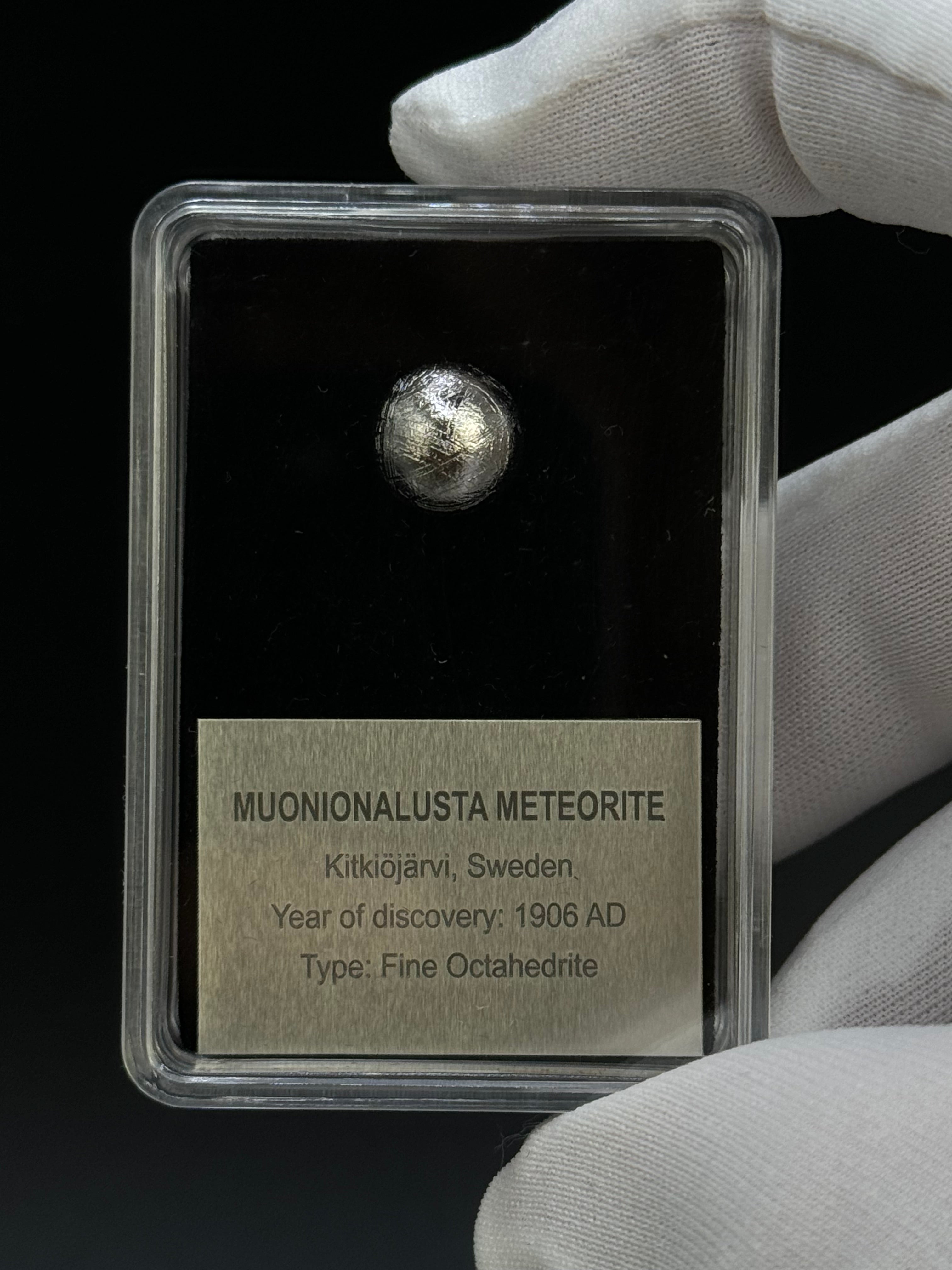 MUONIONALUSTA METEORITE, SWEDEN. DISPLAY BOX. 10MM DIAMETER SPHERE.