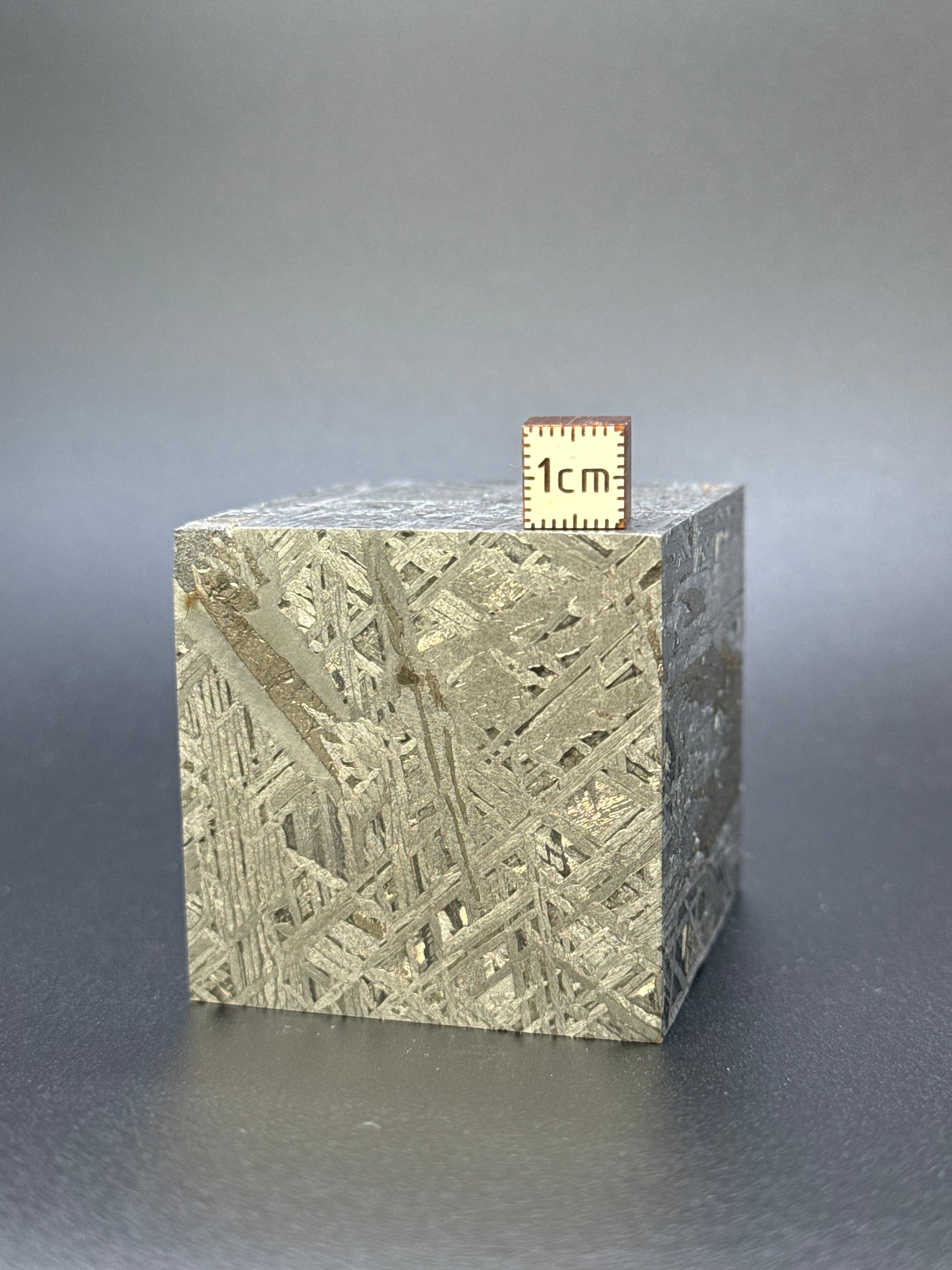 ALETAI, GOBI DESERT, CHINA. 996 GRAMS CUBE.