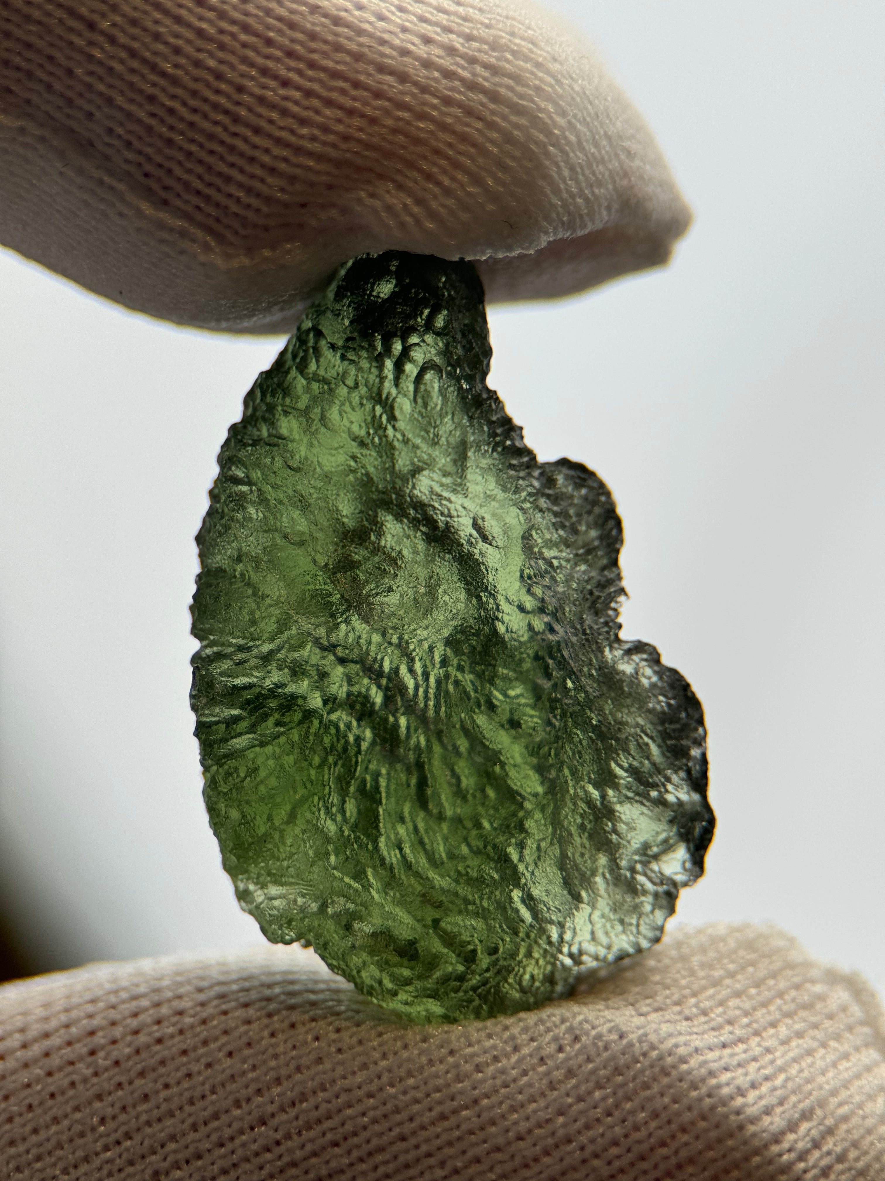 RAW MOLDAVITE, CZECH REPUBLIC. 2,94 GRAMS.