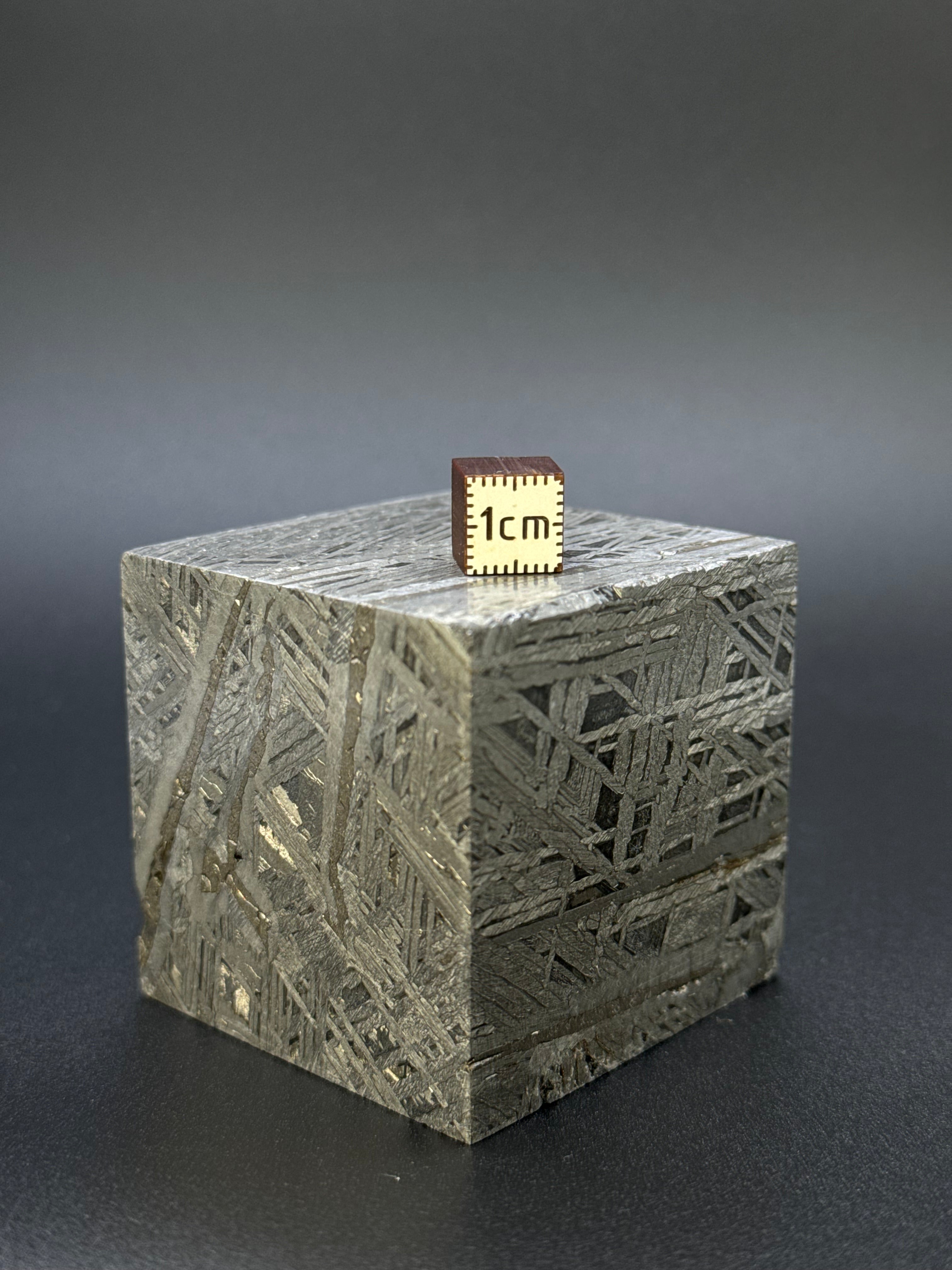 ALETAI, GOBI DESERT, CHINA. 988 GRAMS CUBE.