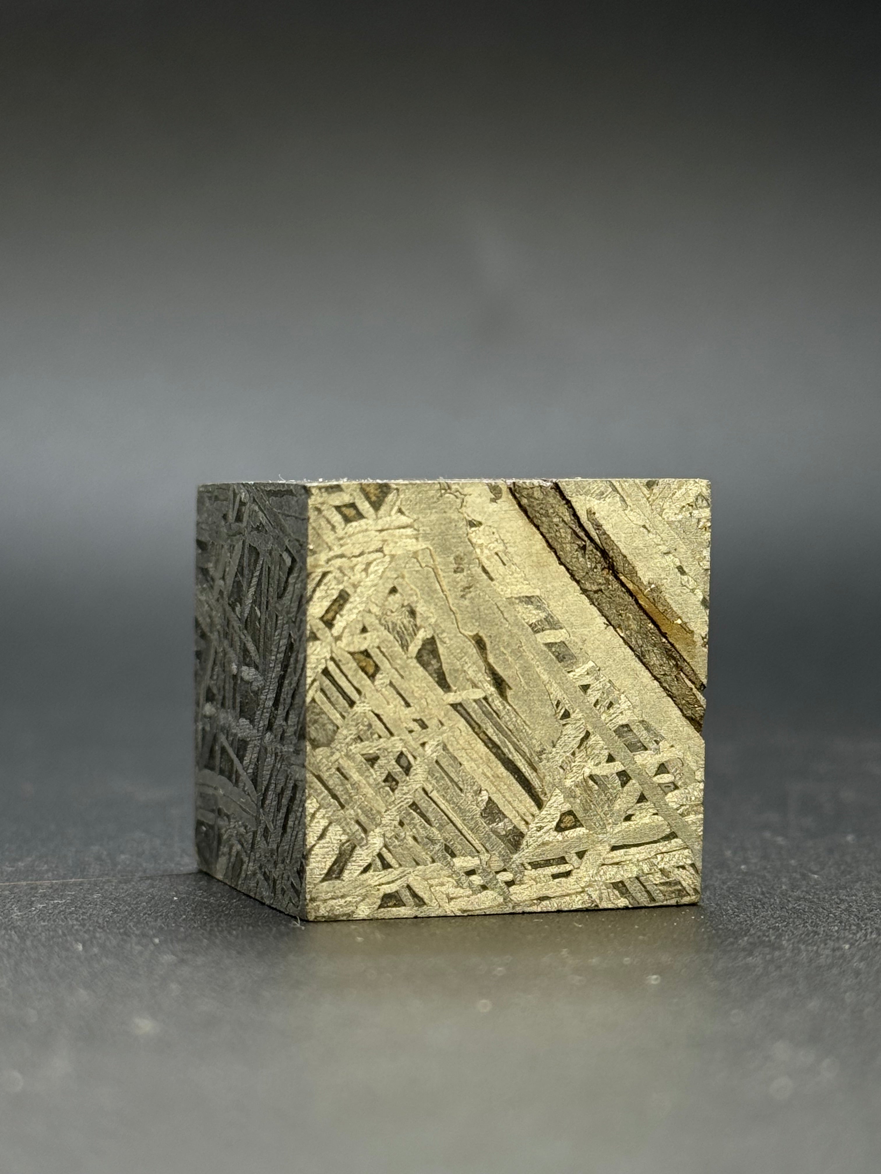 ALETAI, GOBI DESERT, CHINA. 190 GRAMS CUBE.