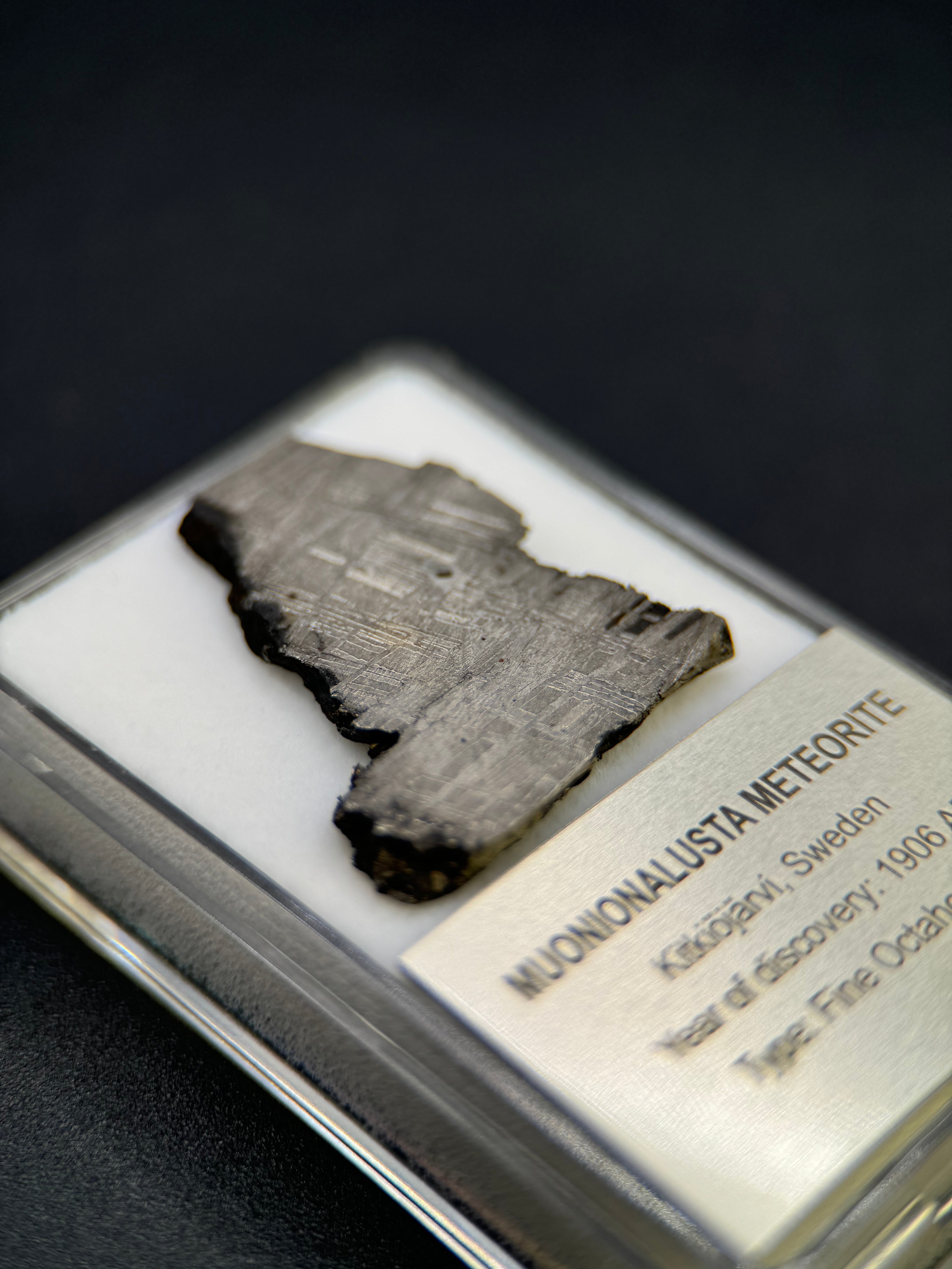 MUONIONALUSTA METEORITE, SWEDEN. DISPLAY BOX, 7,94 GRAMS.