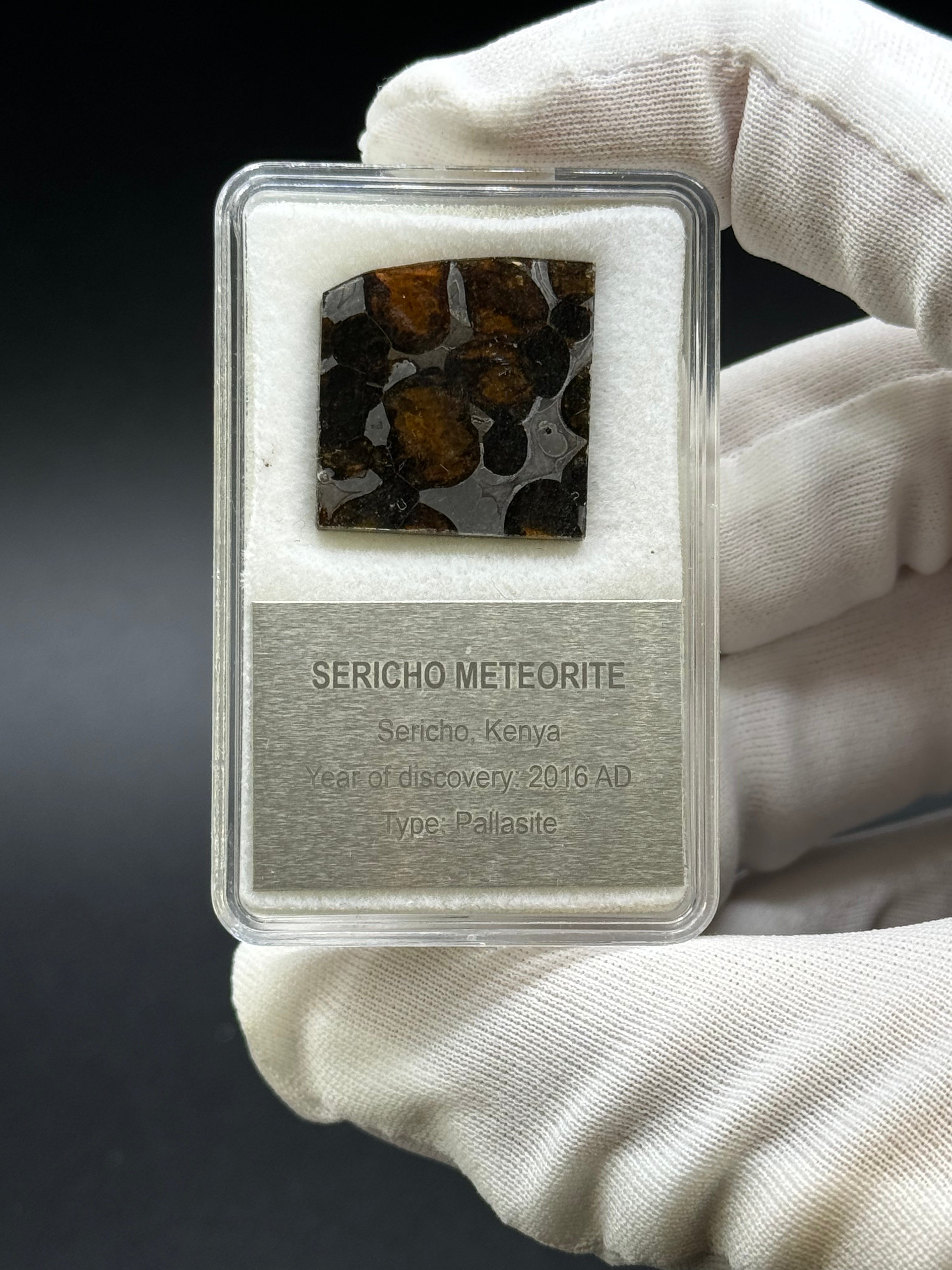 SERICHO METEORITE, KENYA. DISPLAY BOX. 3,4 GRAMS.