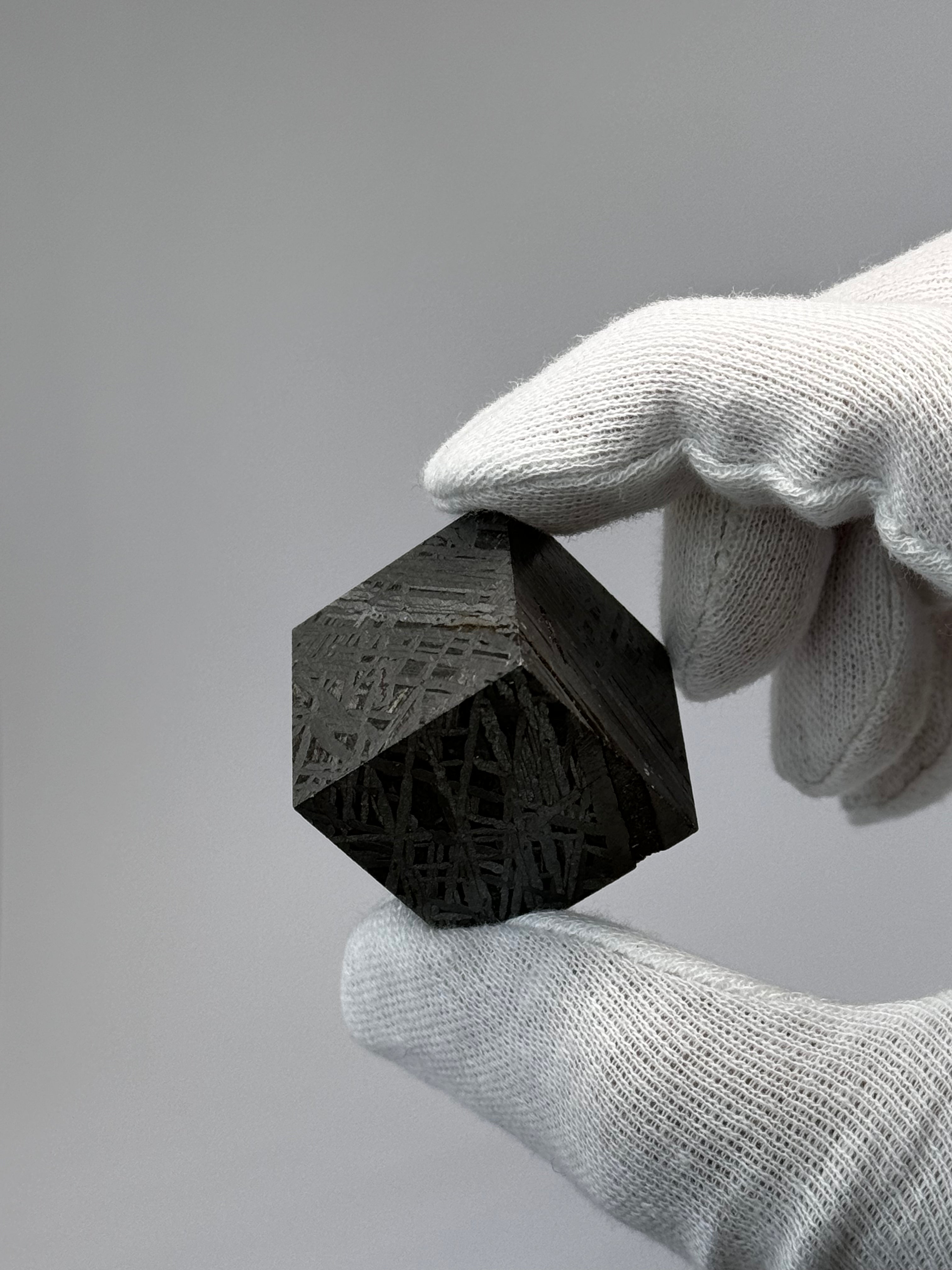 Aletai Meteorite, Gobi Desert, China. 191,97 grams Cube.
