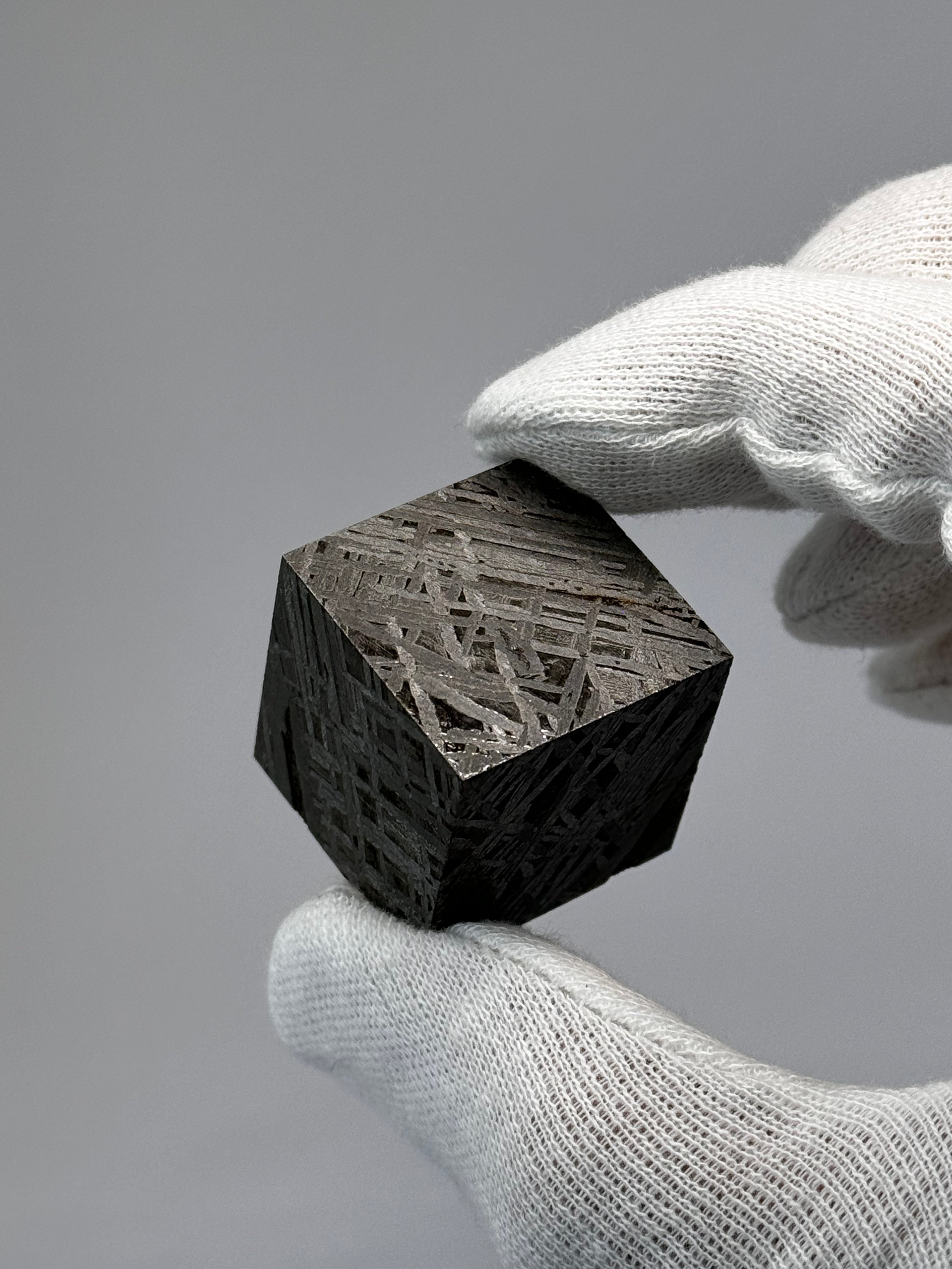 Aletai Meteorite, Gobi Desert, China. 191,97 grams Cube.