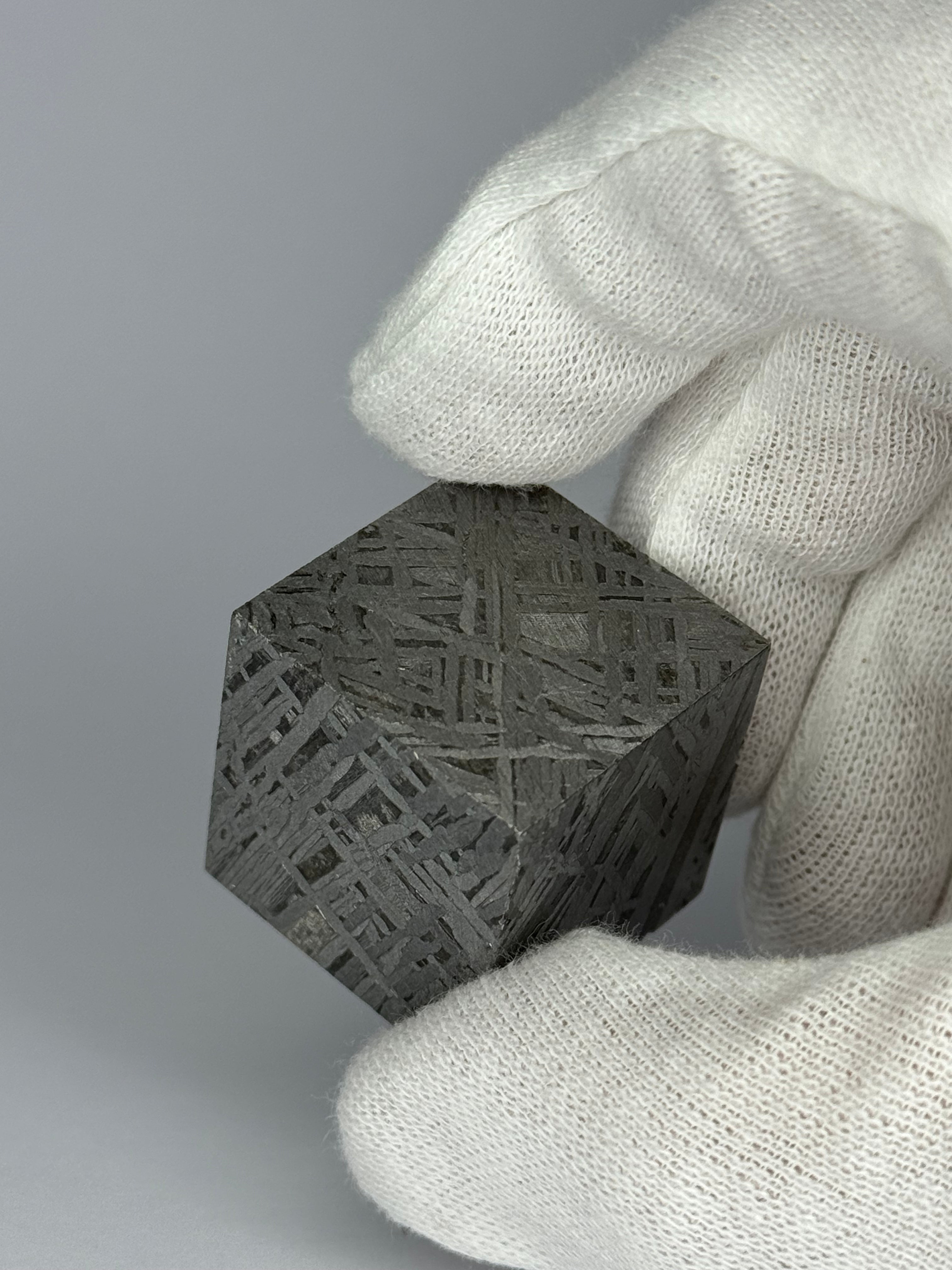 Aletai meteorite Cube, Gobi Desert, China. 192,17 grams.