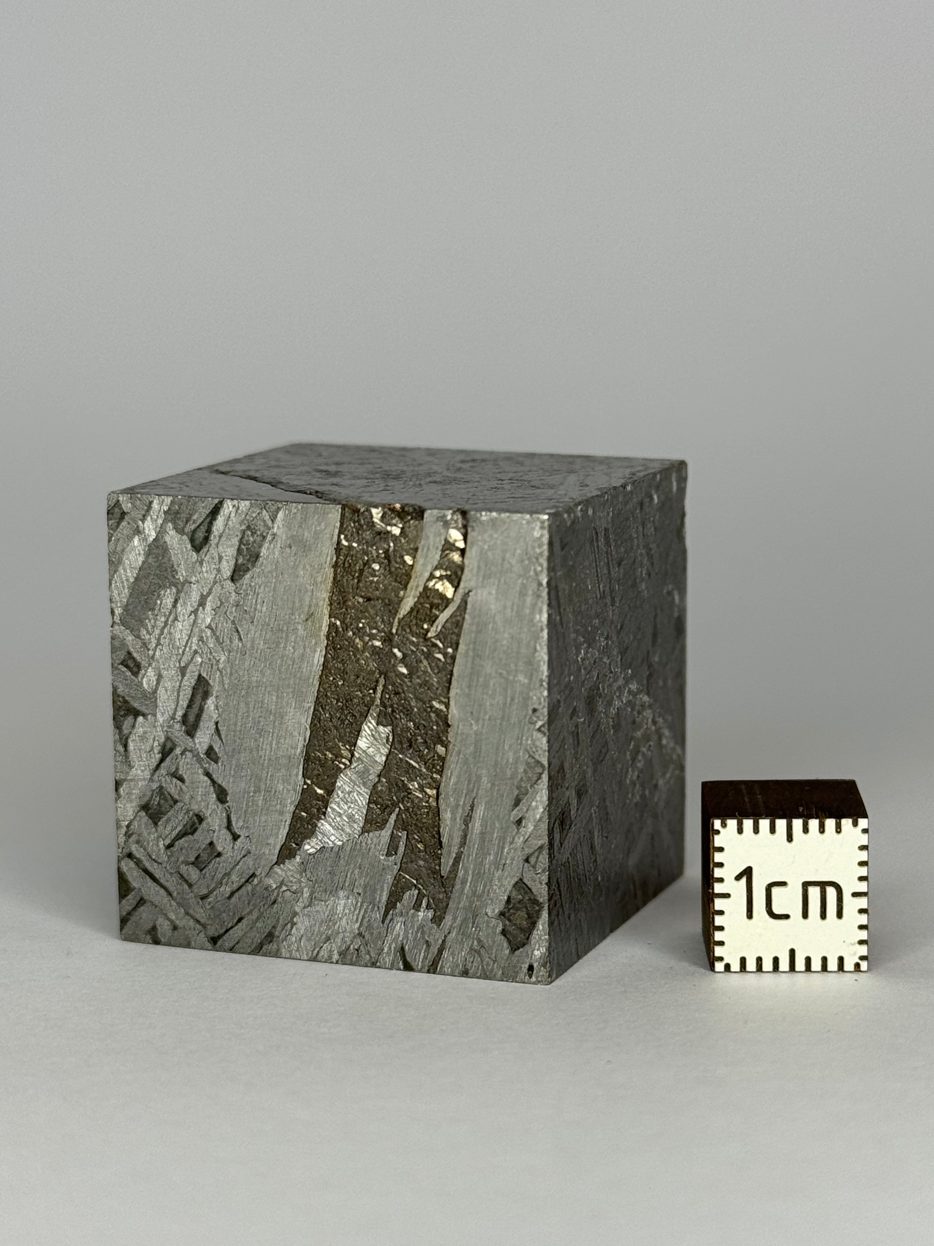 Aletai meteorite Cube, Gobi Desert, China. 190,5 grams.