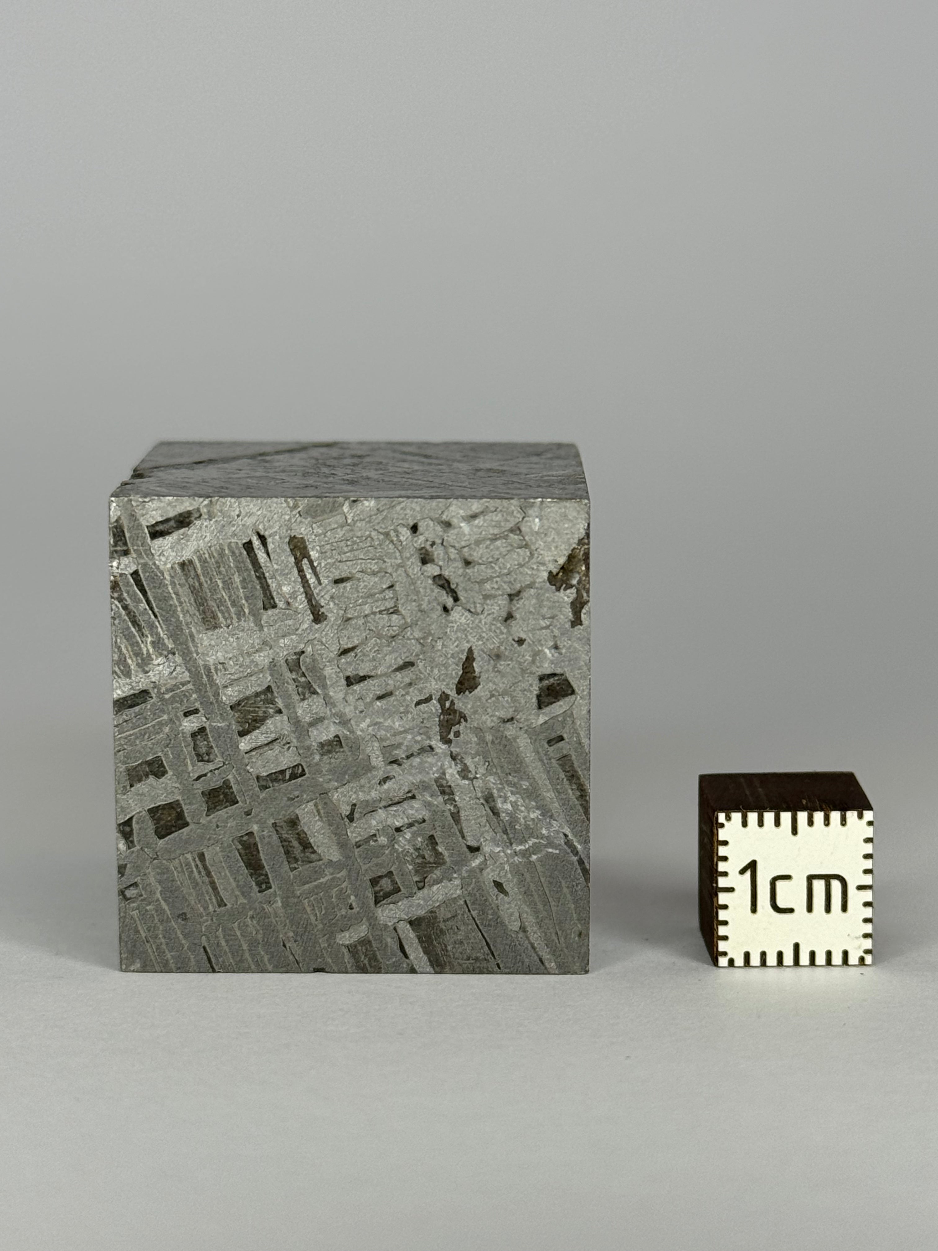 Aletai meteorite Cube, Gobi Desert, China. 190,5 grams.