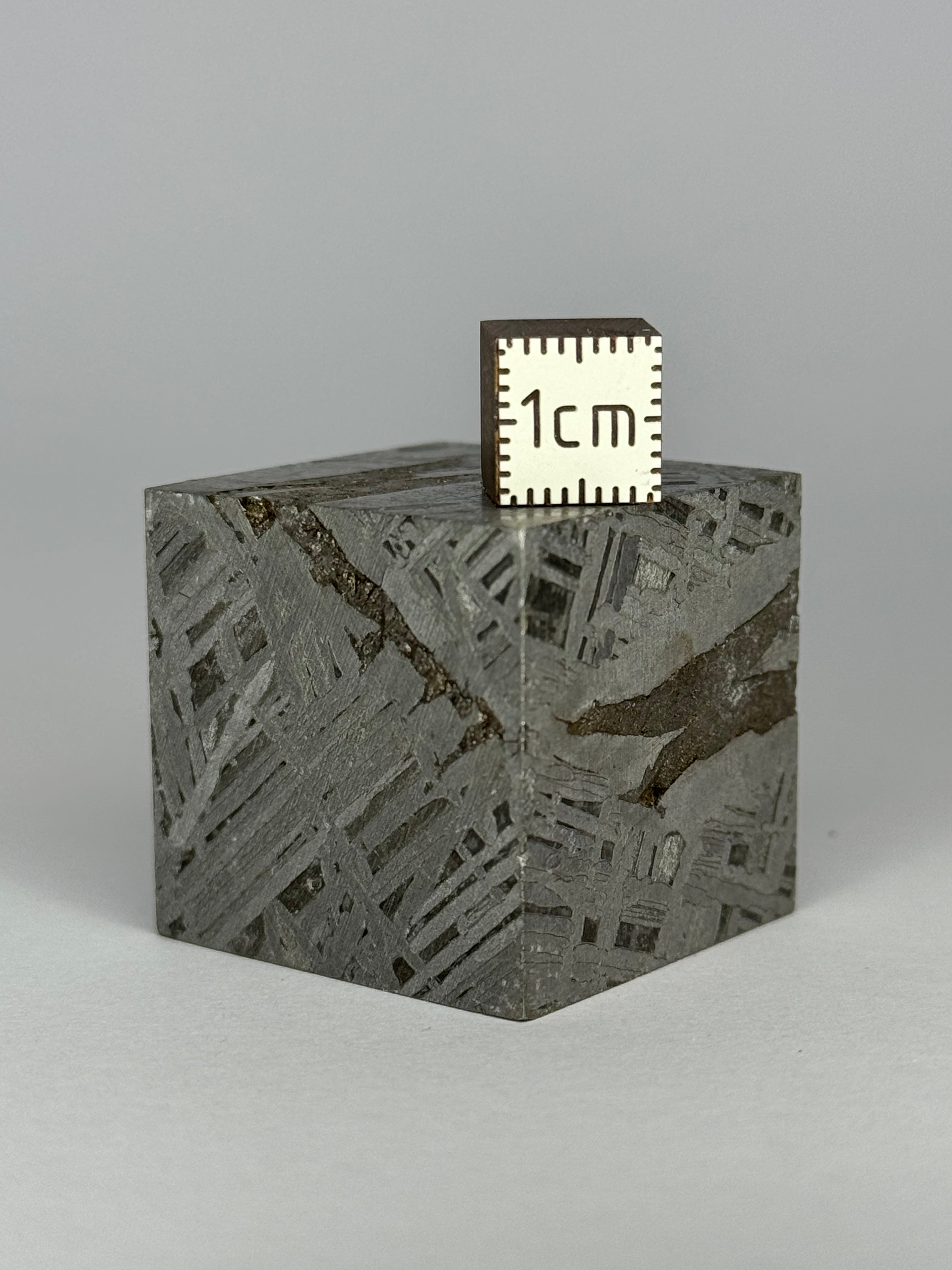 Aletai meteorite Cube, Gobi Desert, China. 190,5 grams.