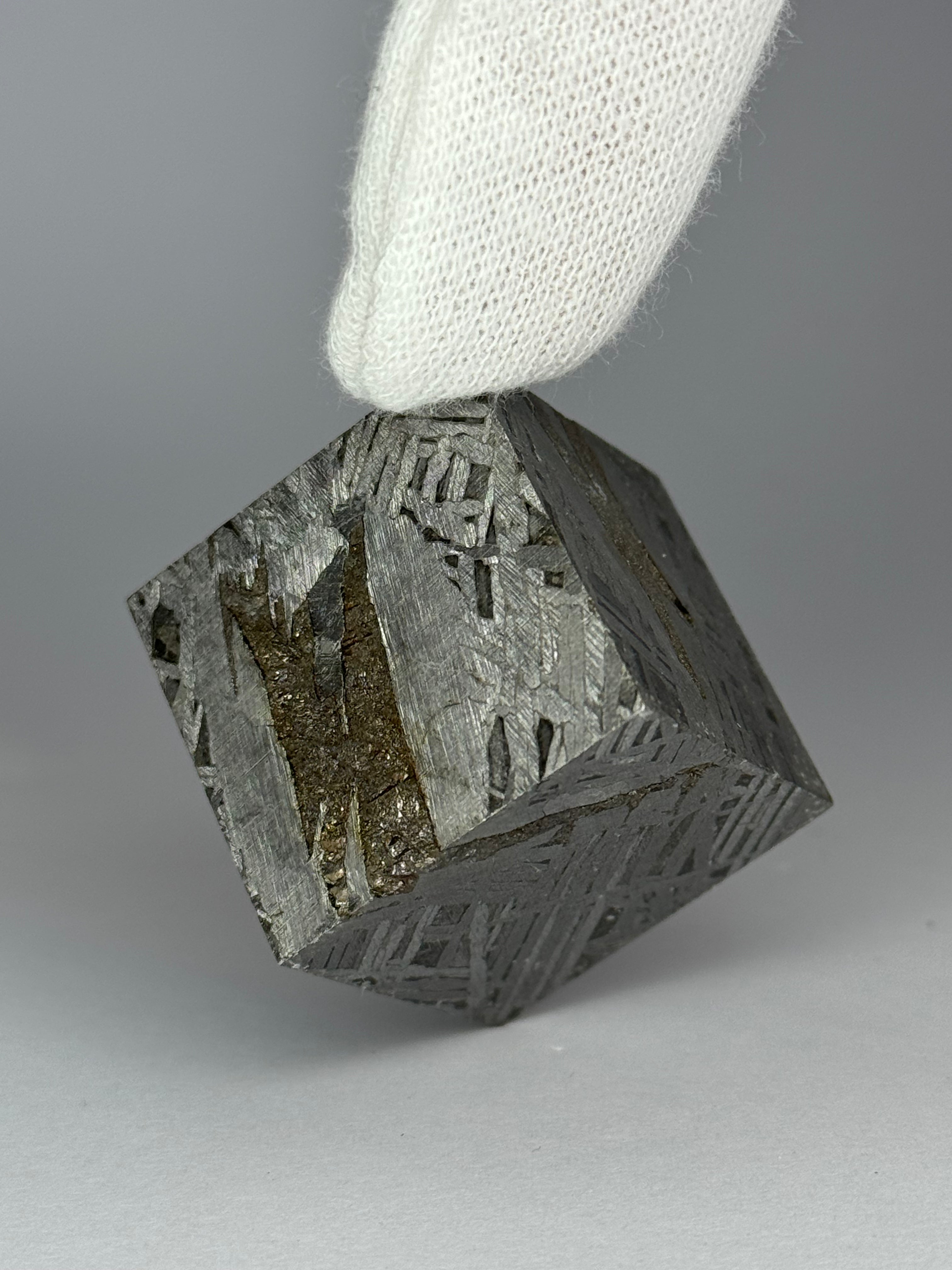 Aletai meteorite Cube, Gobi Desert, China. 190,5 grams.