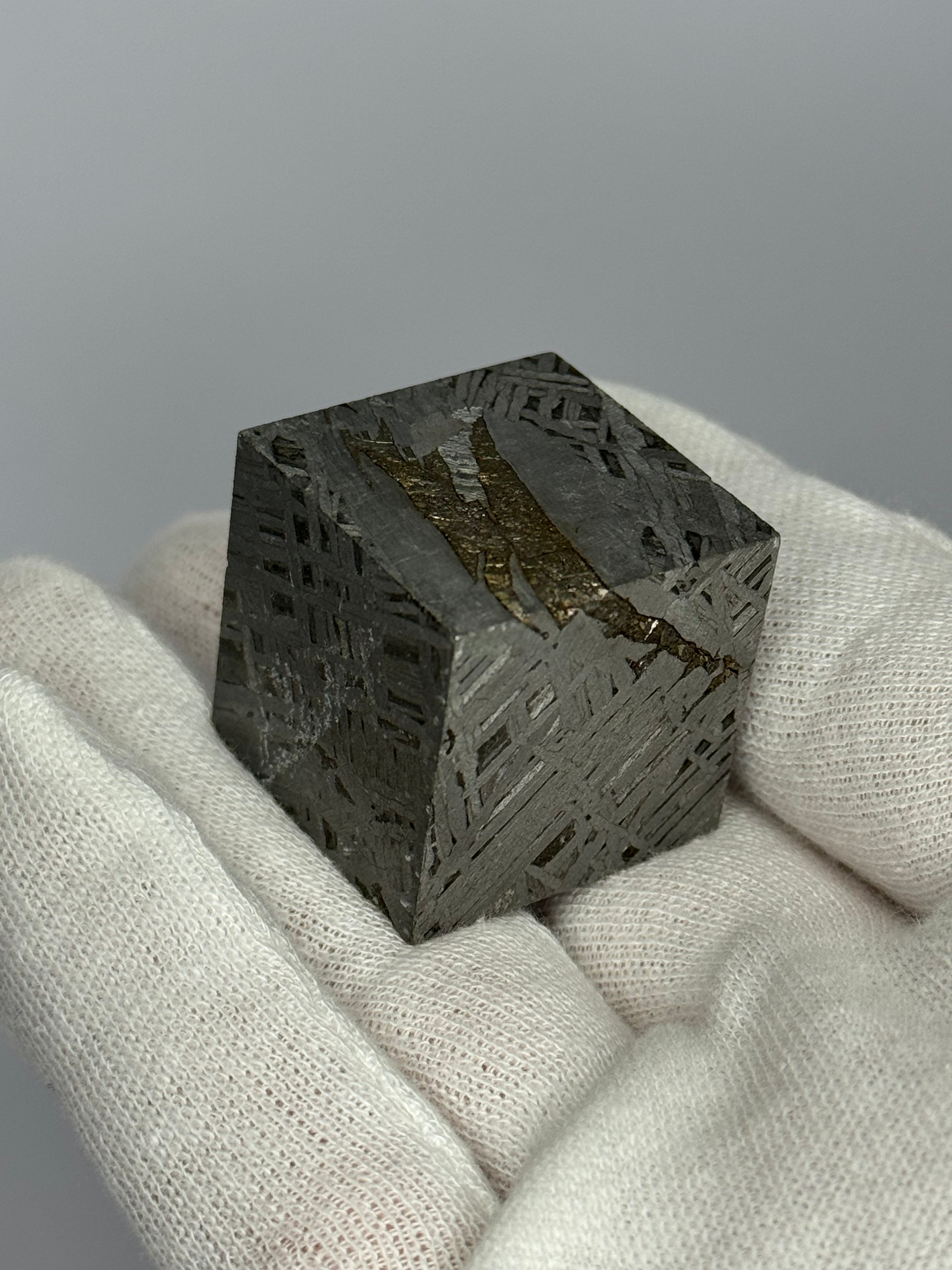 Aletai meteorite Cube, Gobi Desert, China. 190,5 grams.