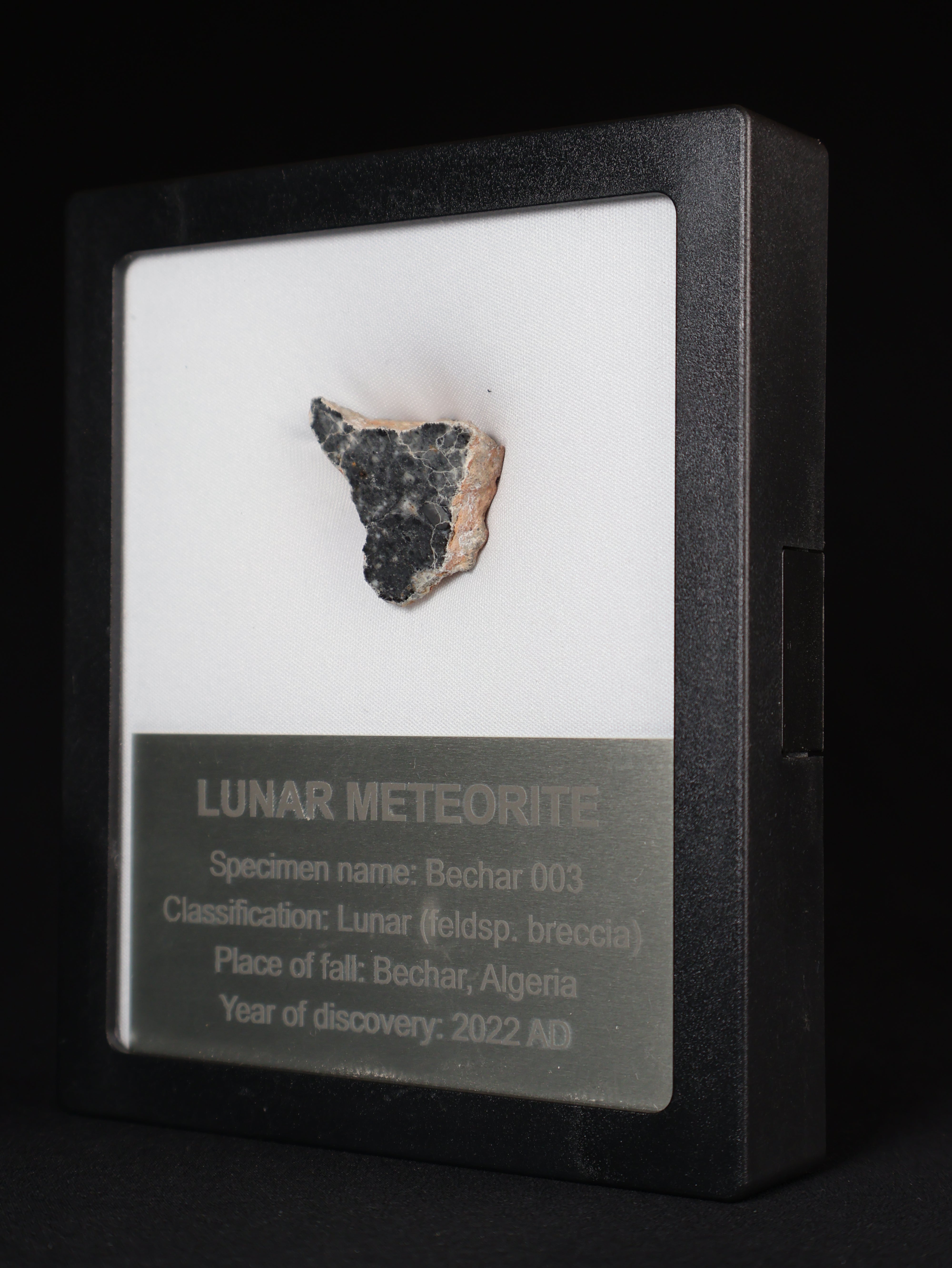 Lunar meteorite, Bechar 003, Algeria. 12,82 grams end-cut.