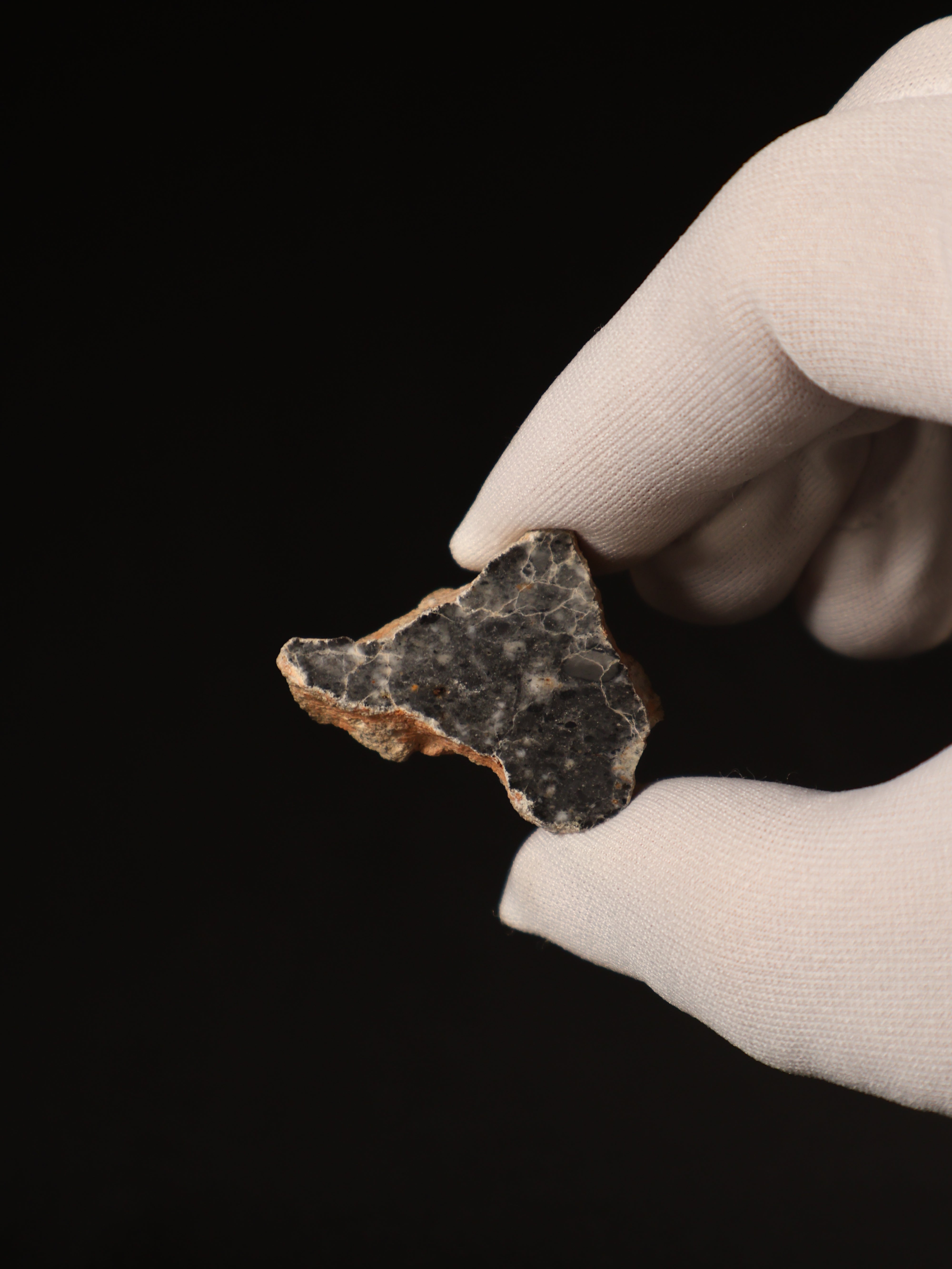 Lunar meteorite, Bechar 003, Algeria. 12,82 grams end-cut.