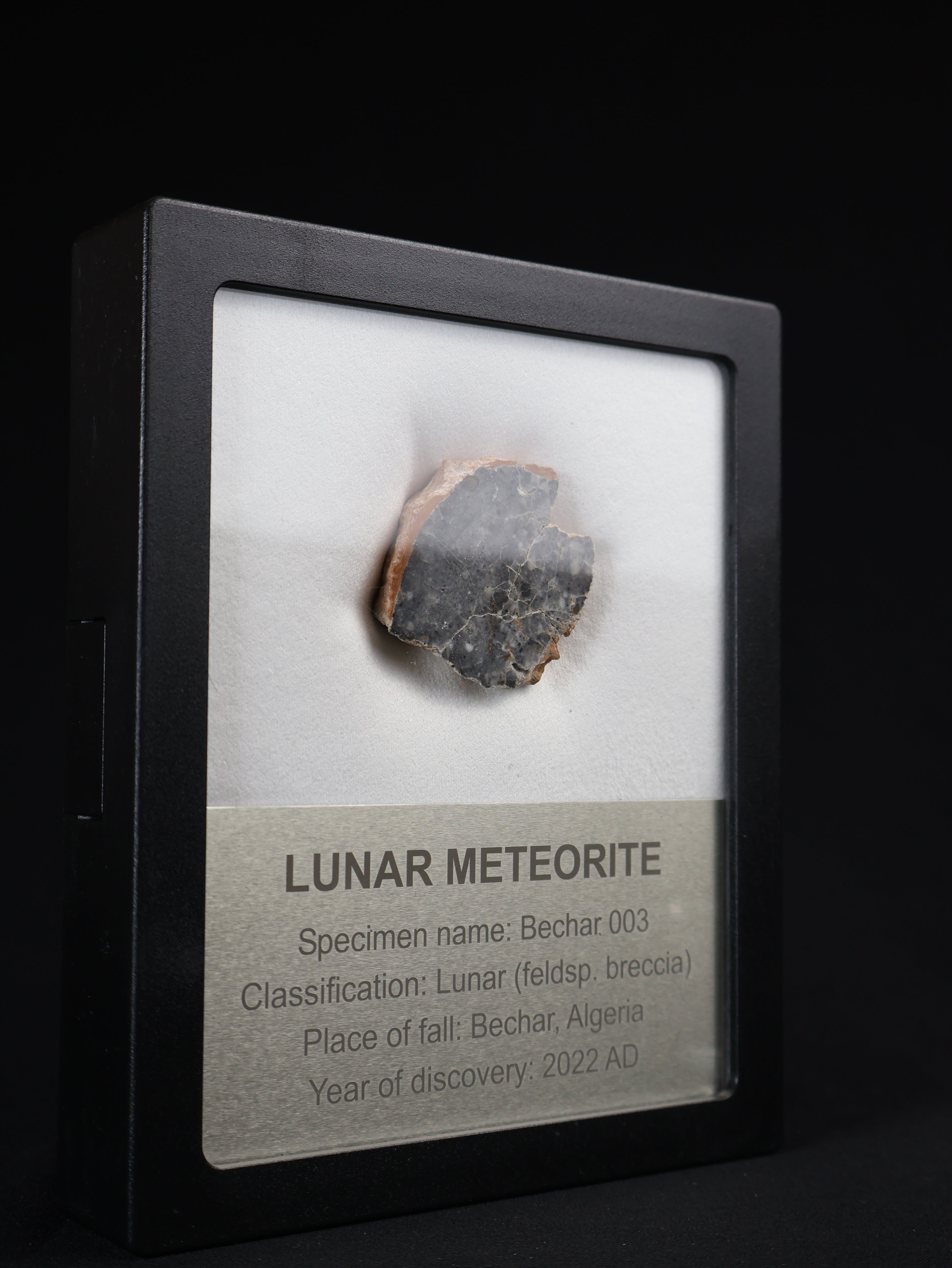 Lunar meteorite, Bechar 003, Algeria. 18,93 grams end-cut.
