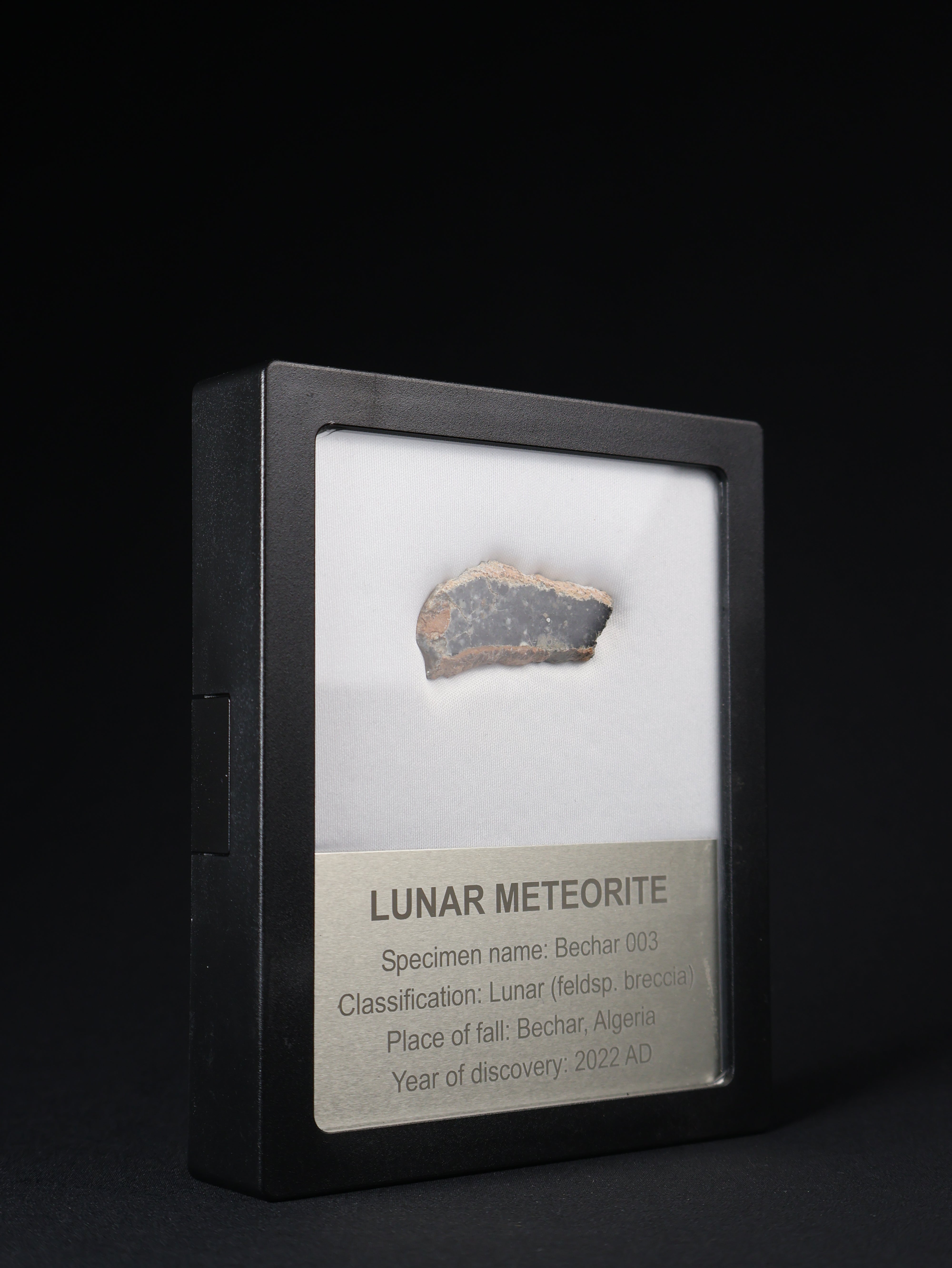 Lunar meteorite, Bechar 003, Algeria. 7,43 grams end-cut.